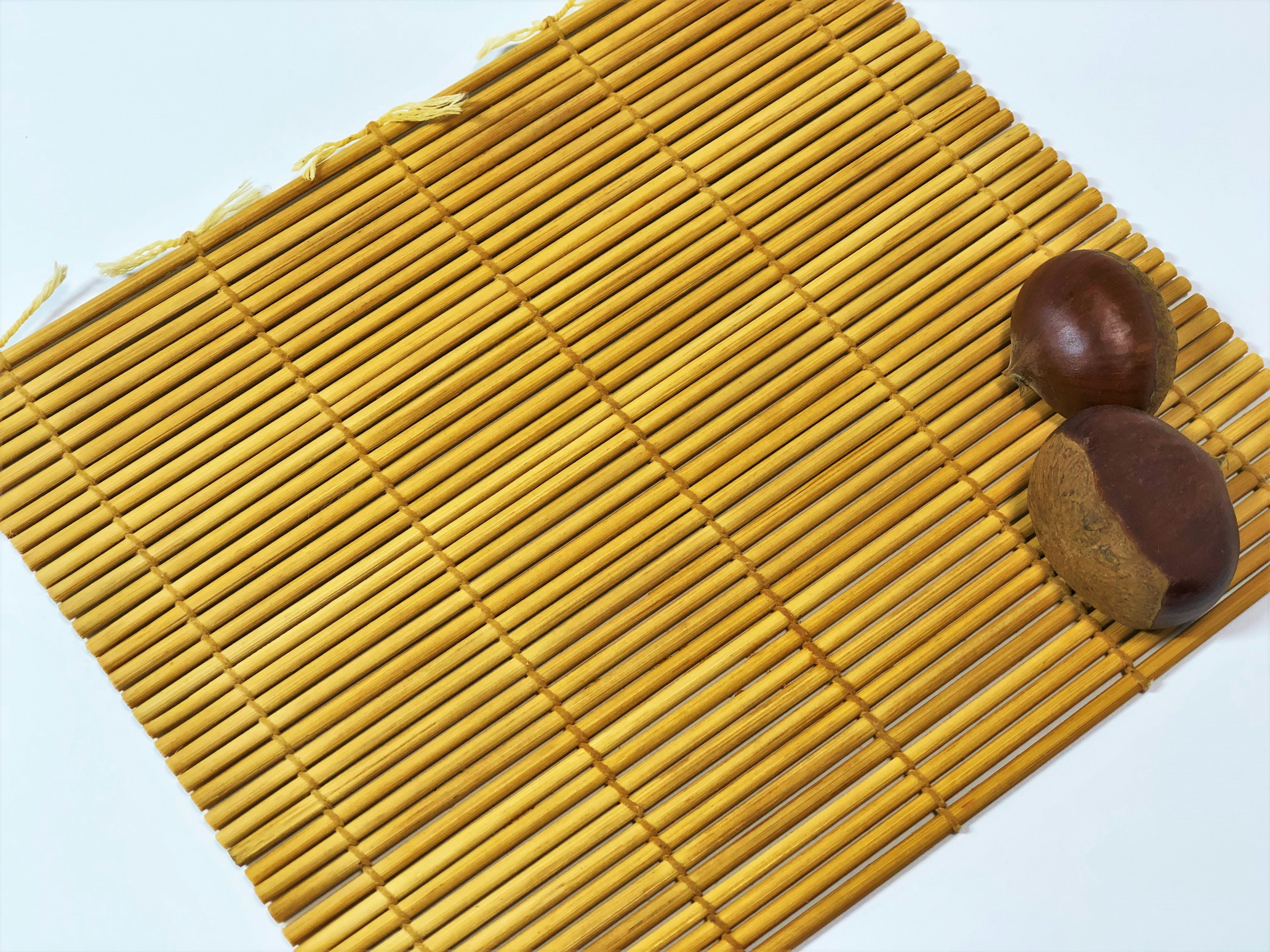 Chocolat et biscuit placés sur un tapis en bambou