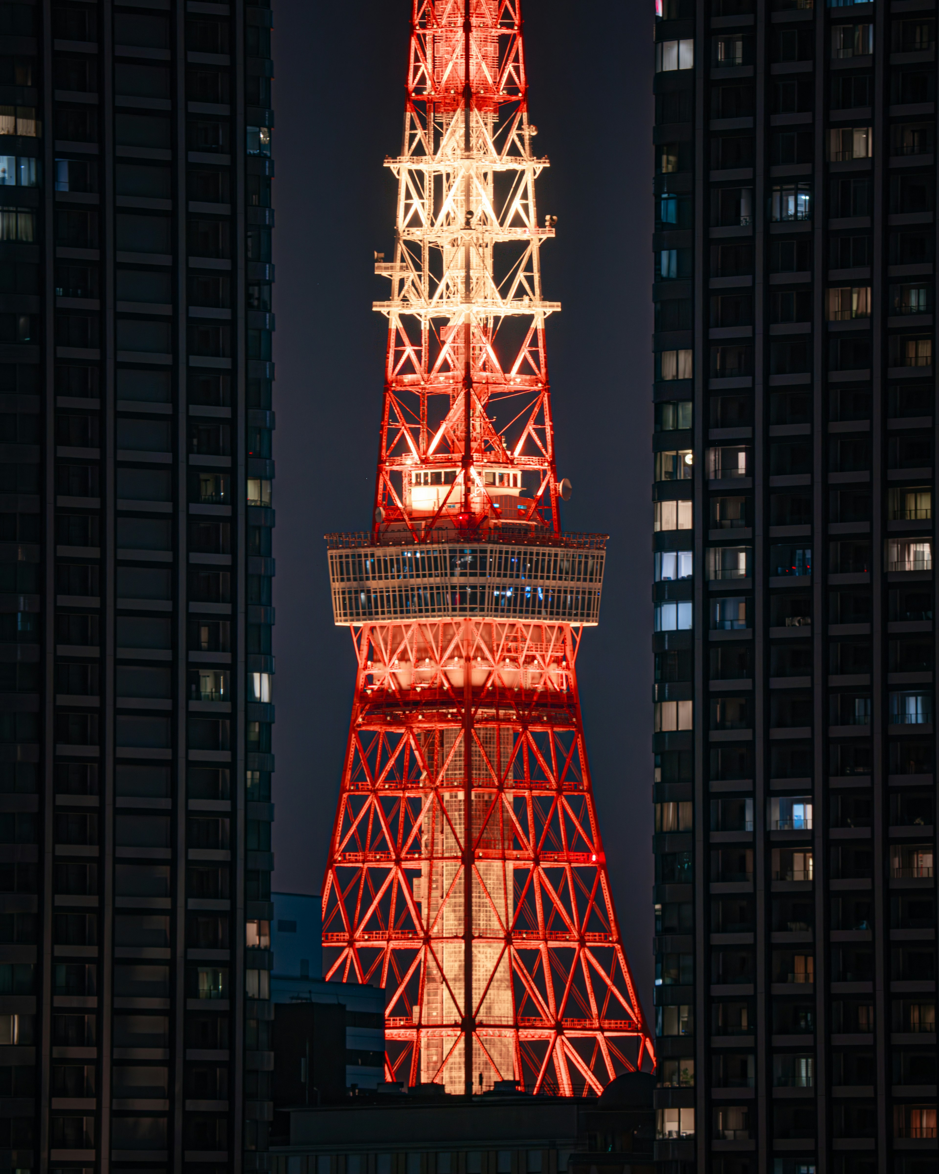 東京タワーの夜景 赤いライトで照らされた有名なランドマーク