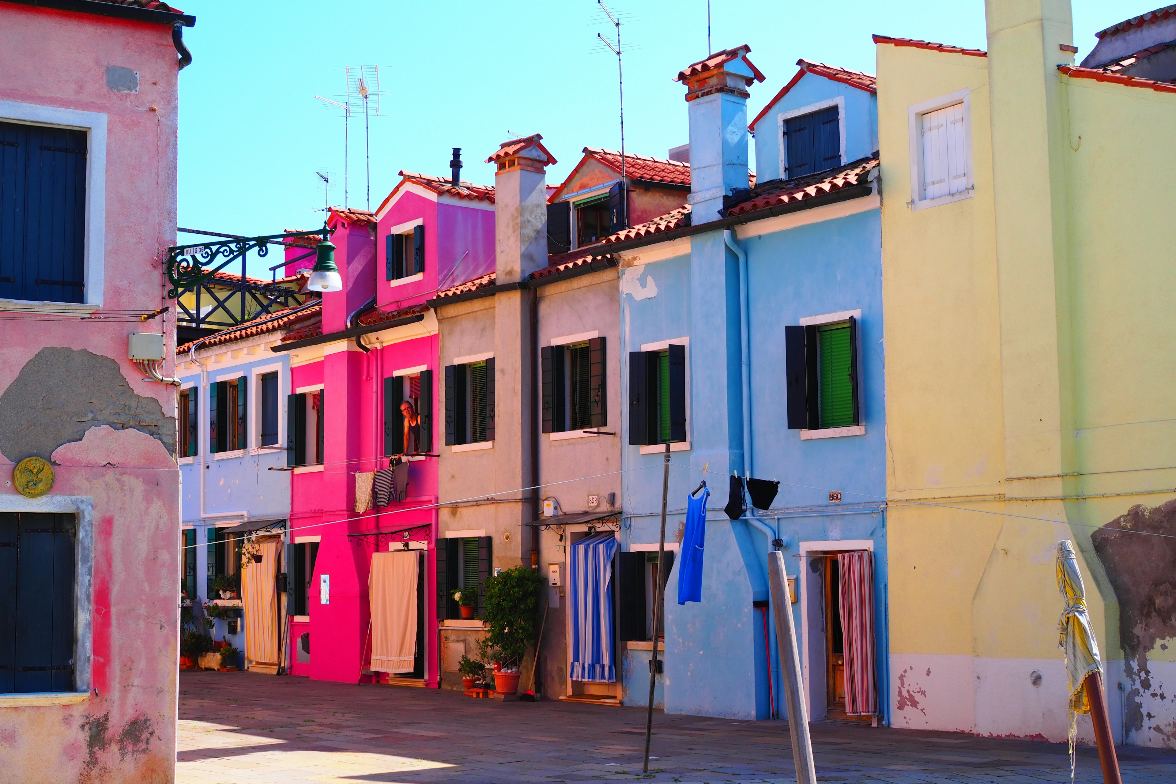 Maisons colorées le long d'une rue pittoresque