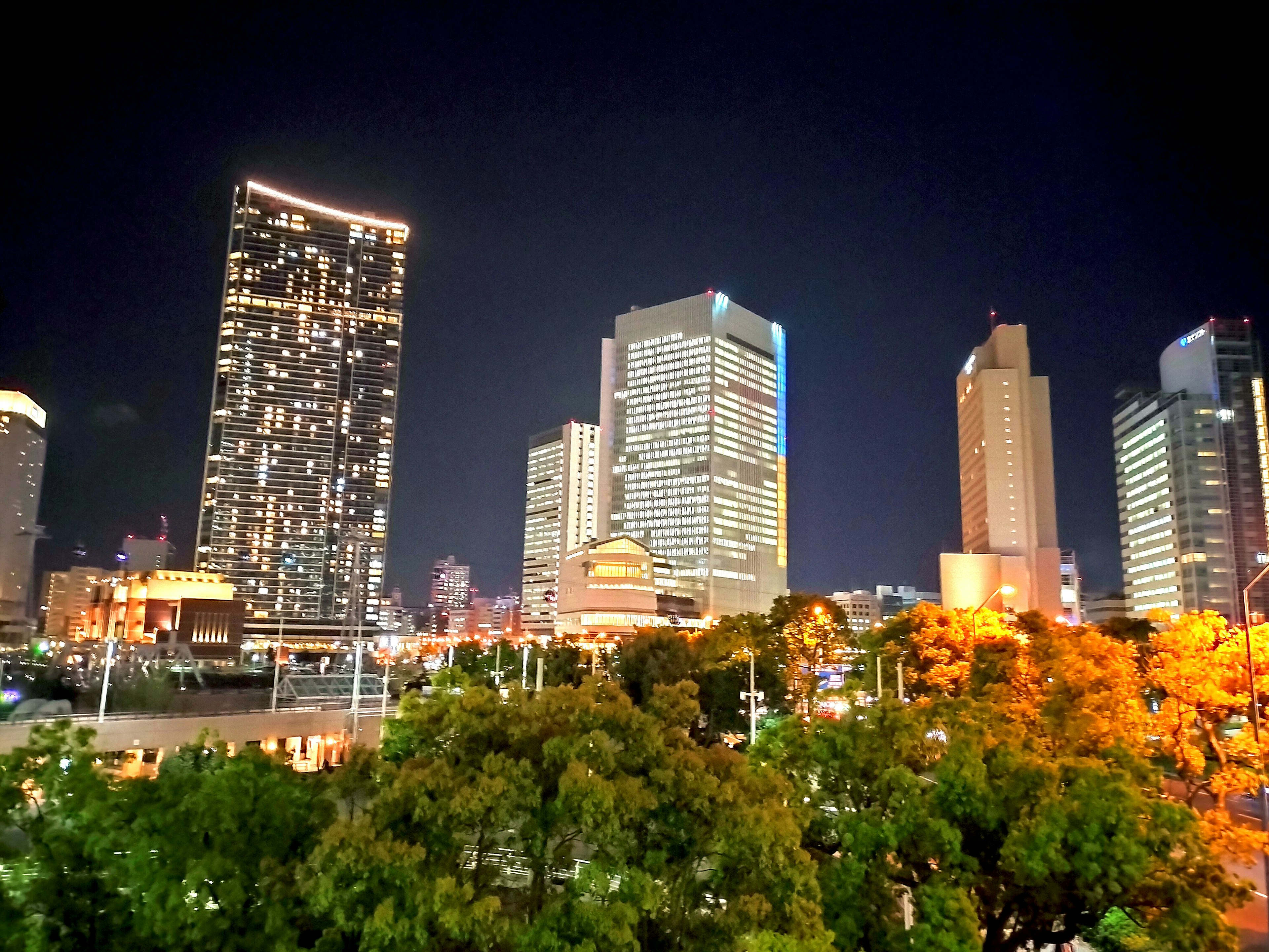 夜の都市の高層ビル群と明るい灯り