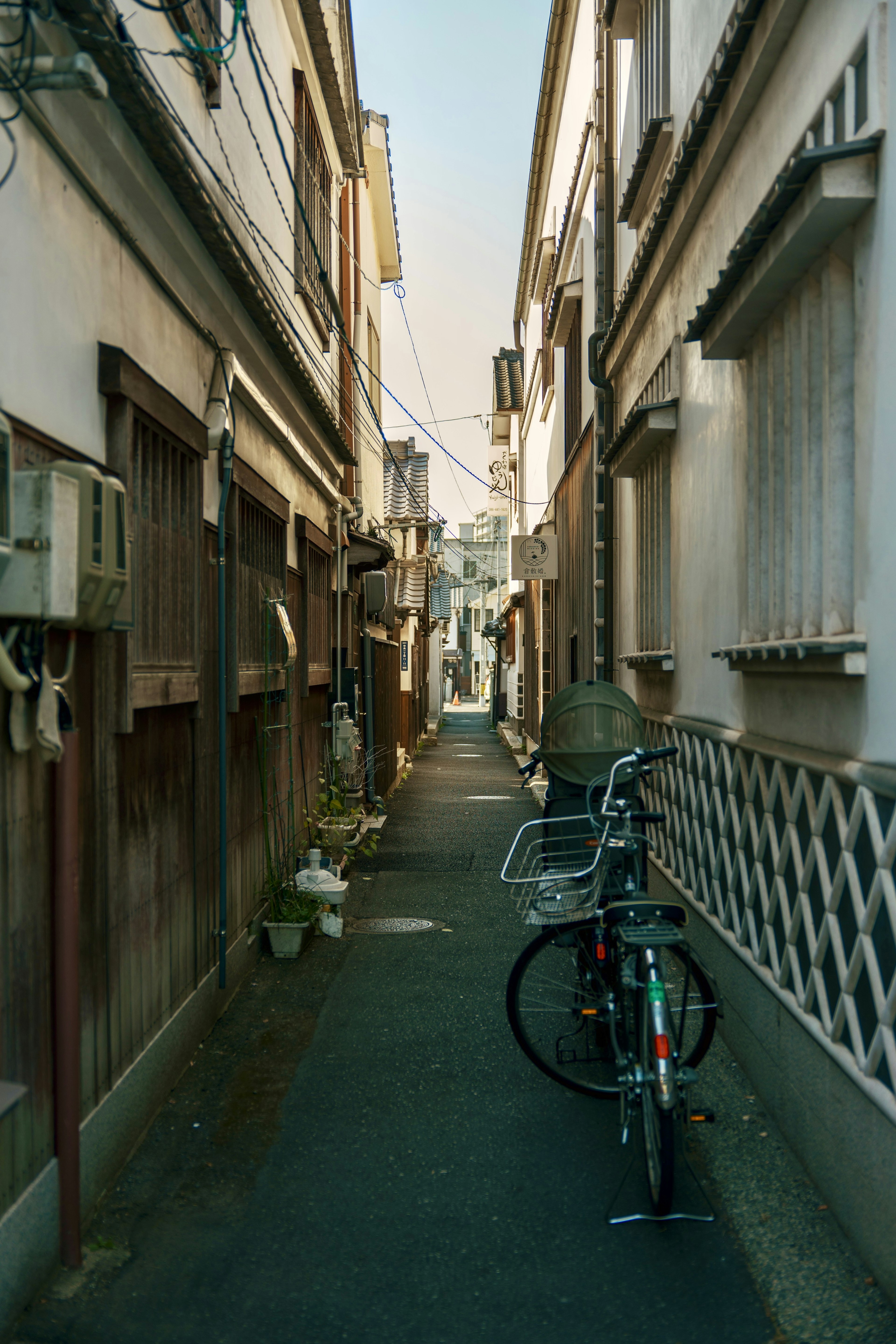 Schmale Gasse mit einem geparkten Fahrrad und alten Gebäuden an den Seiten