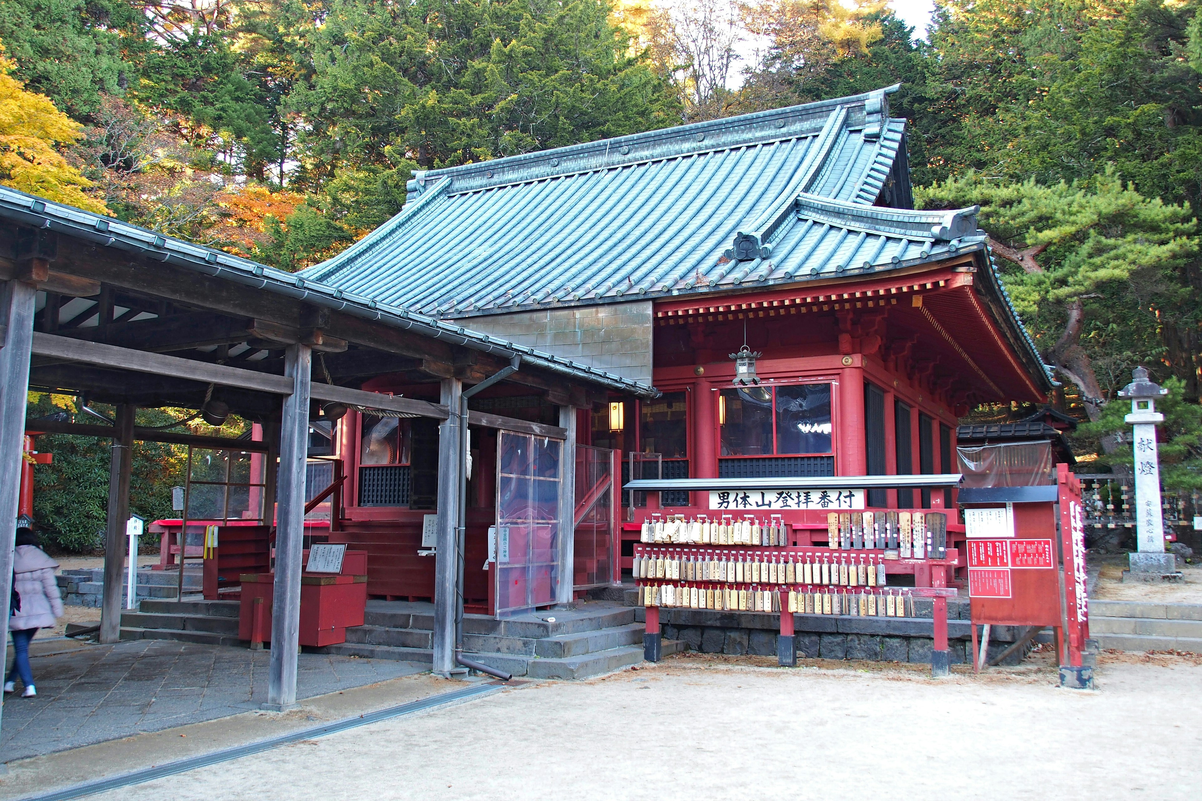 赤い神社の建物と木々の背景