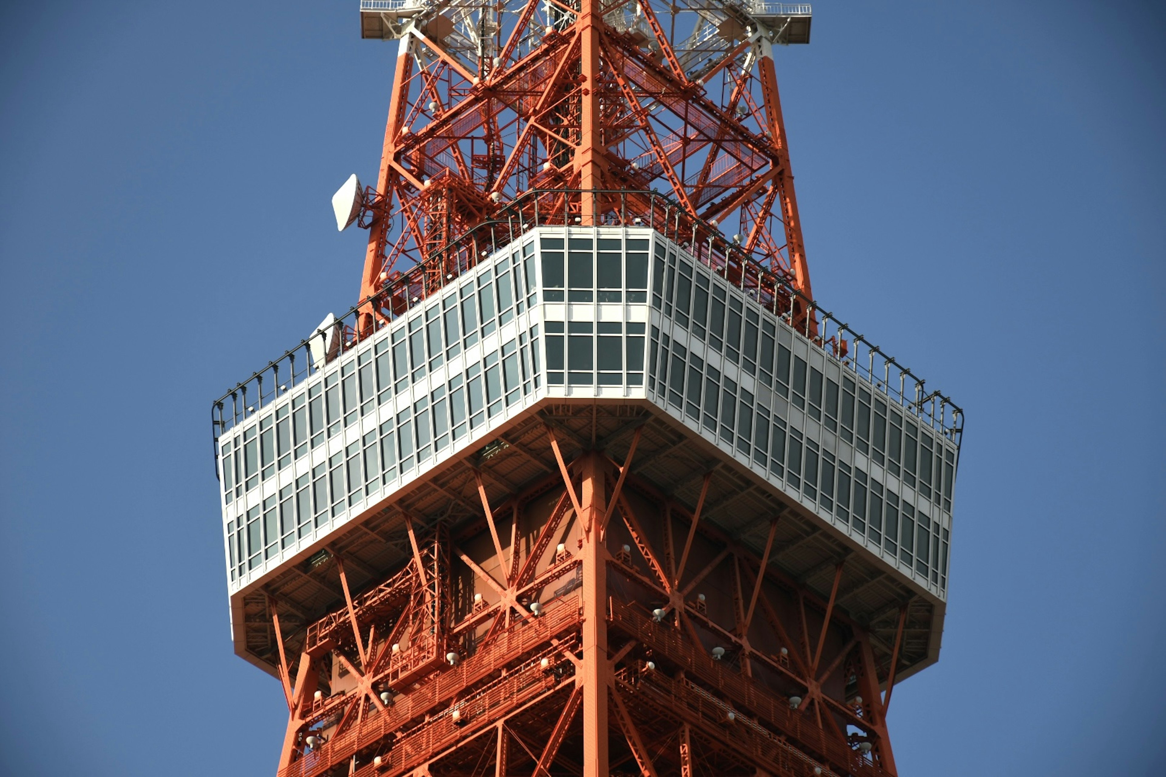 東京タワーの上部のクローズアップ写真 赤い鉄塔とガラスの展望台