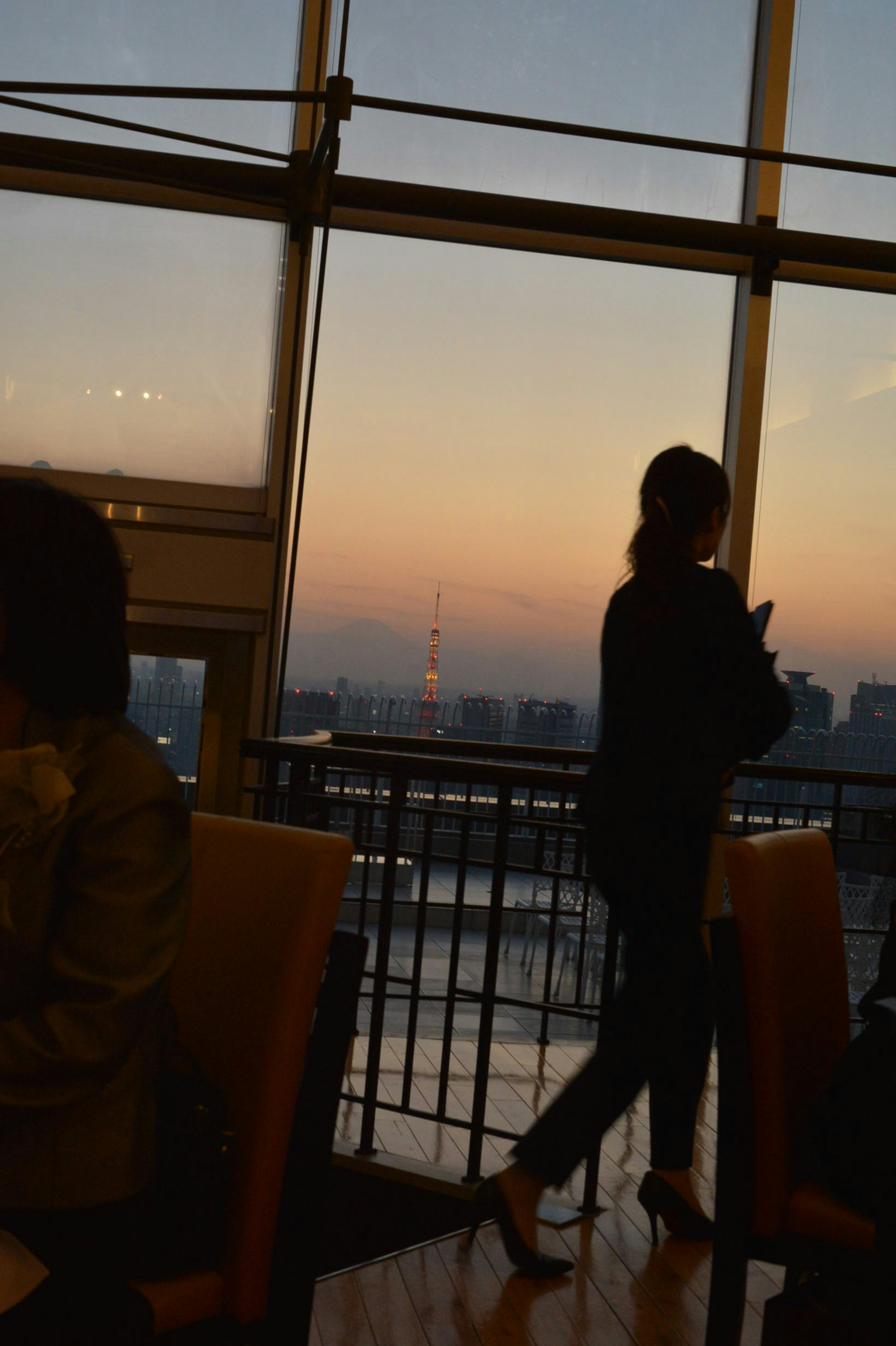 夕暮れ時の東京タワーを背景にした人のシルエット