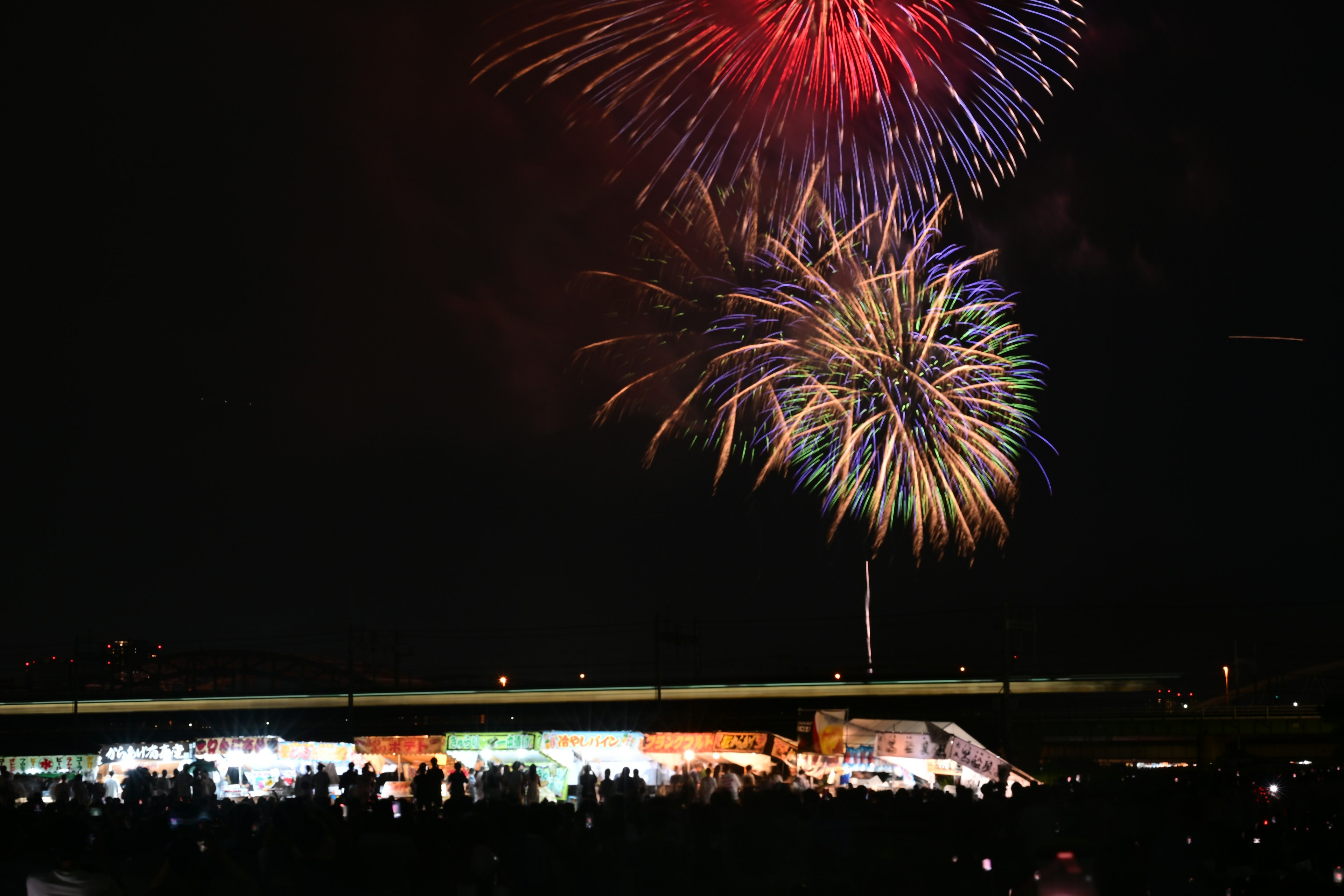 夜空中绽放的五彩缤纷的烟花在照明建筑上方