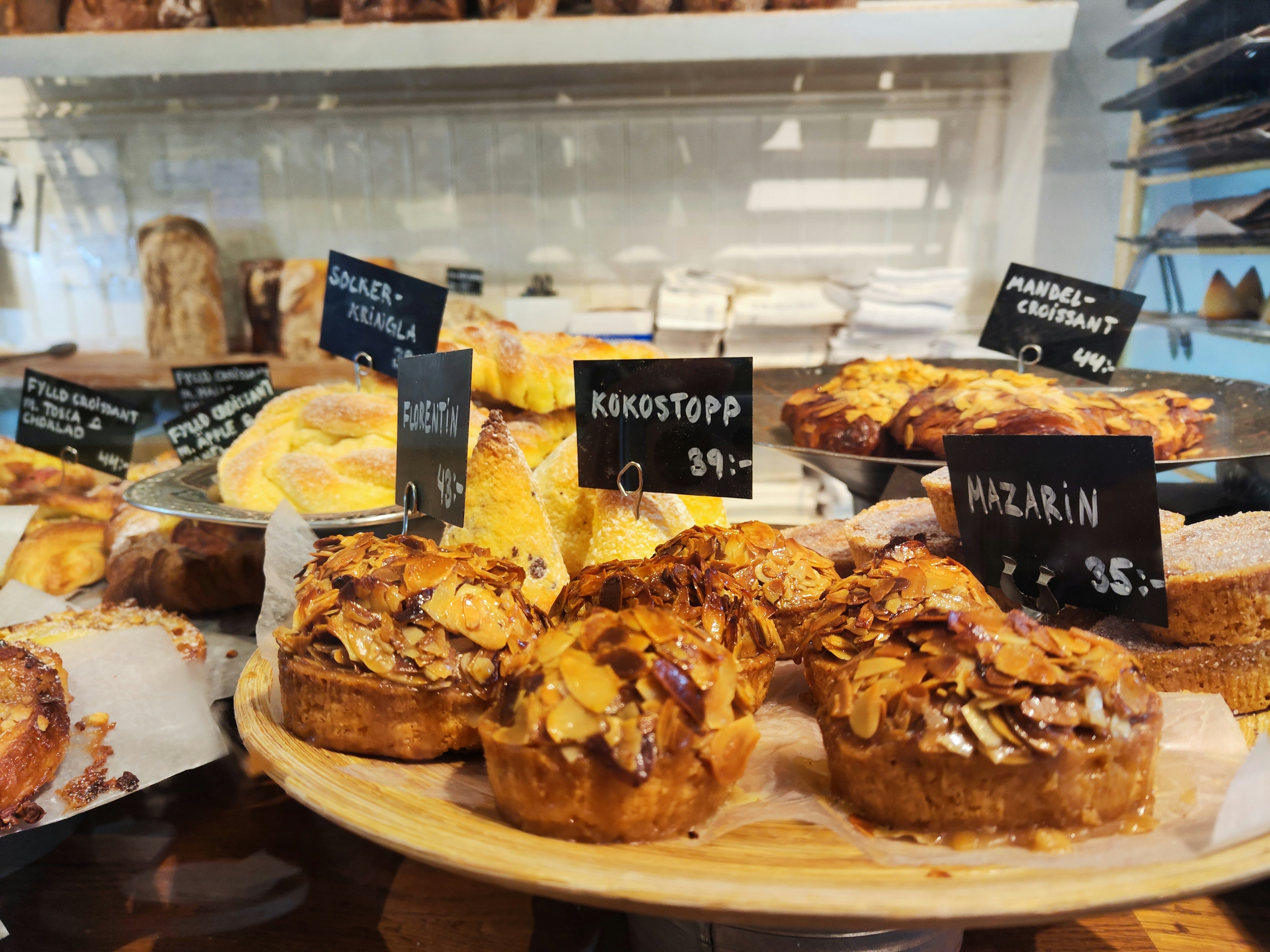 Assiette de pâtisseries exposées dans une vitrine de café