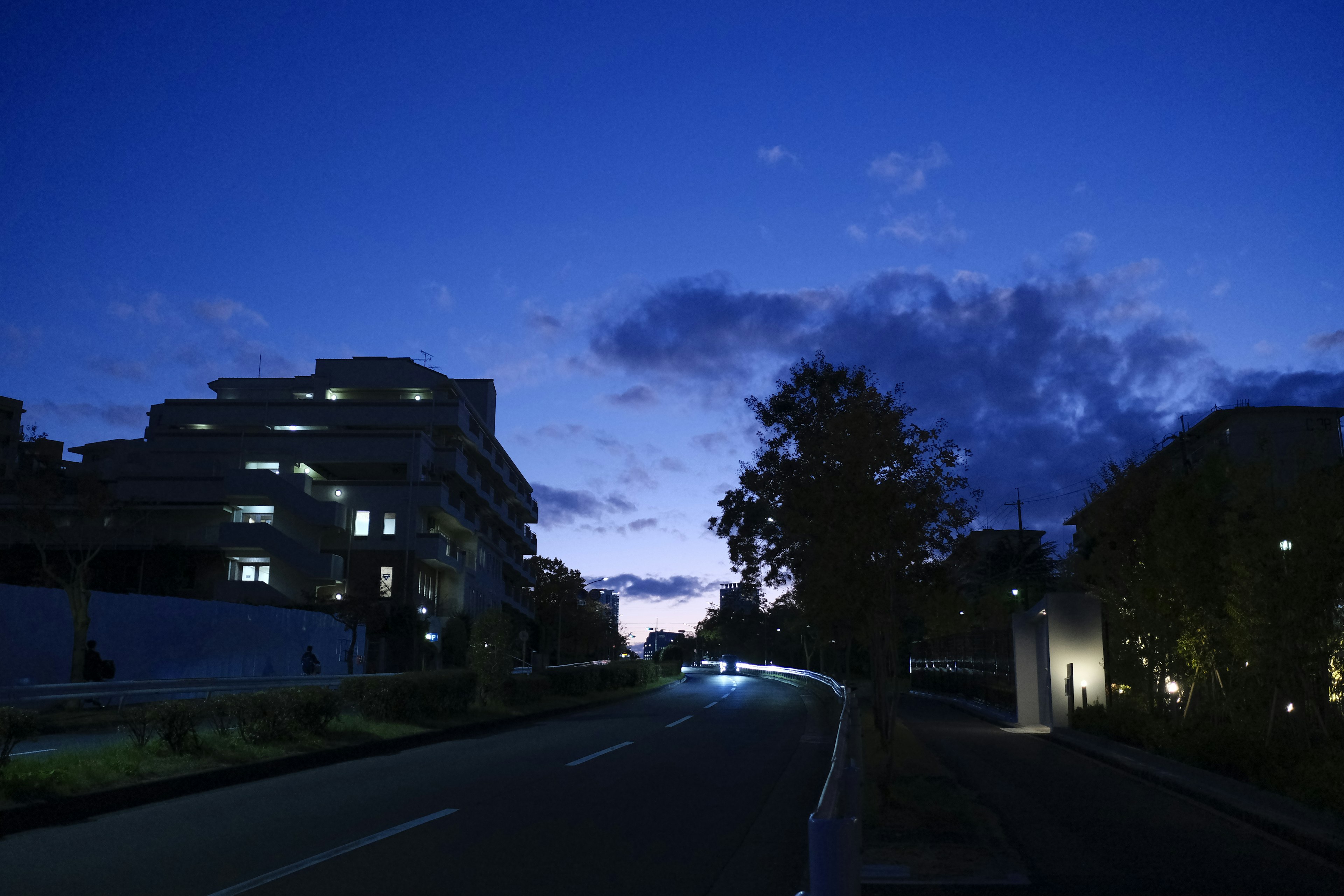 Paysage urbain au crépuscule avec bâtiments et route