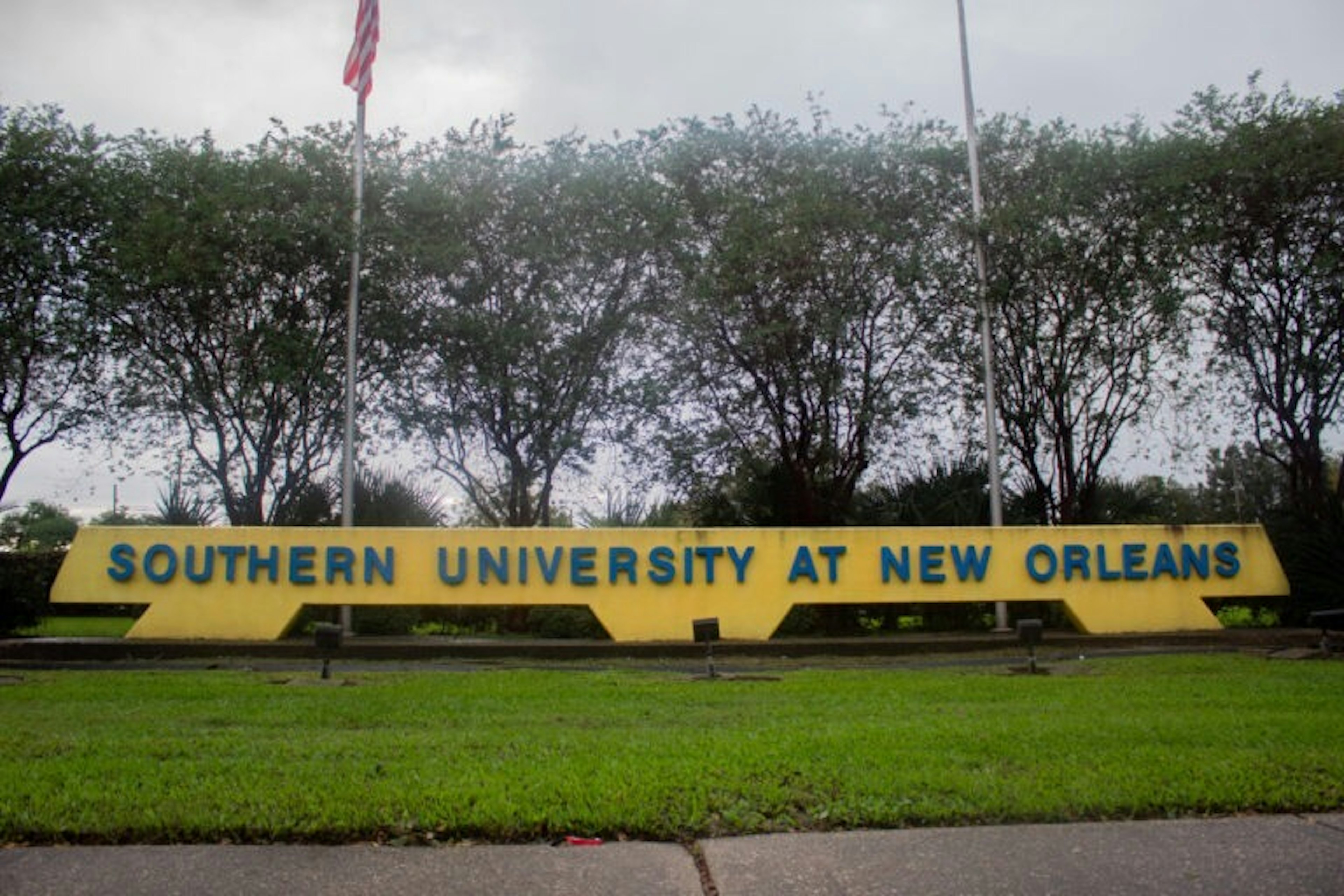 Papan Universitas Southern di New Orleans di depan rumput hijau