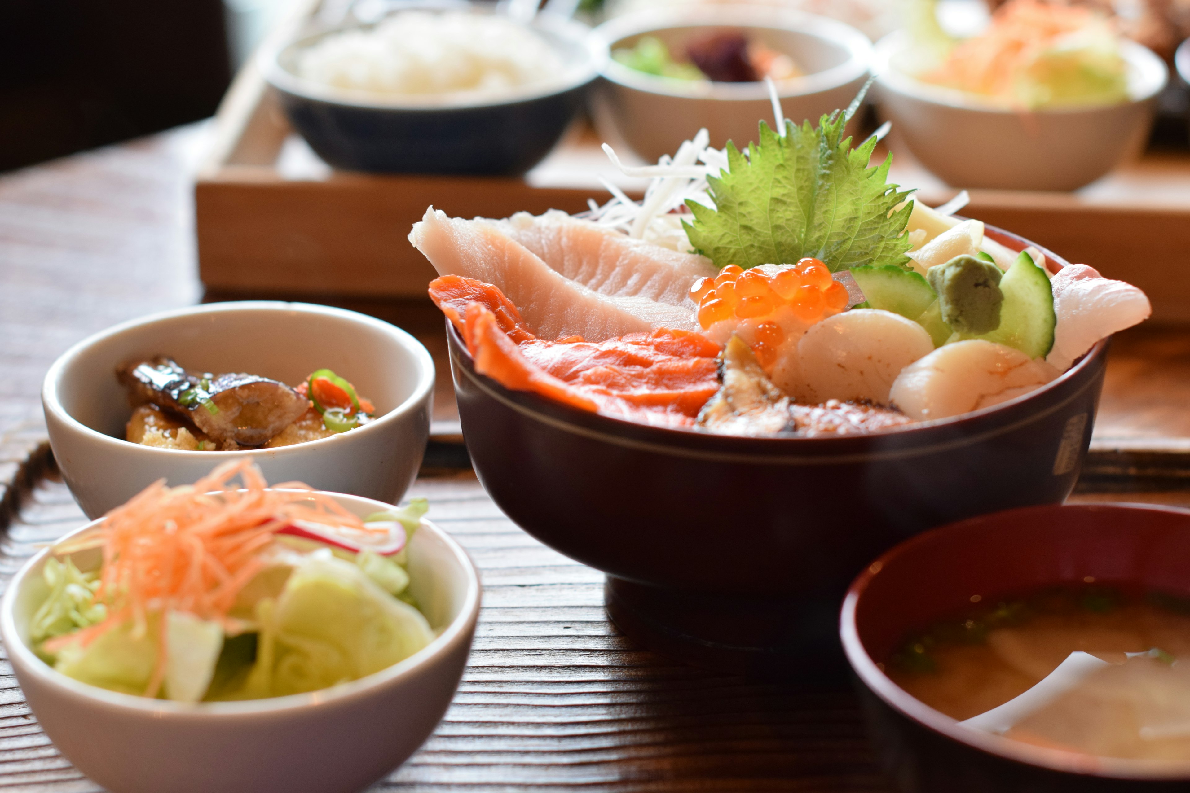 Món ăn Nhật Bản với sashimi tươi và rau củ đa dạng