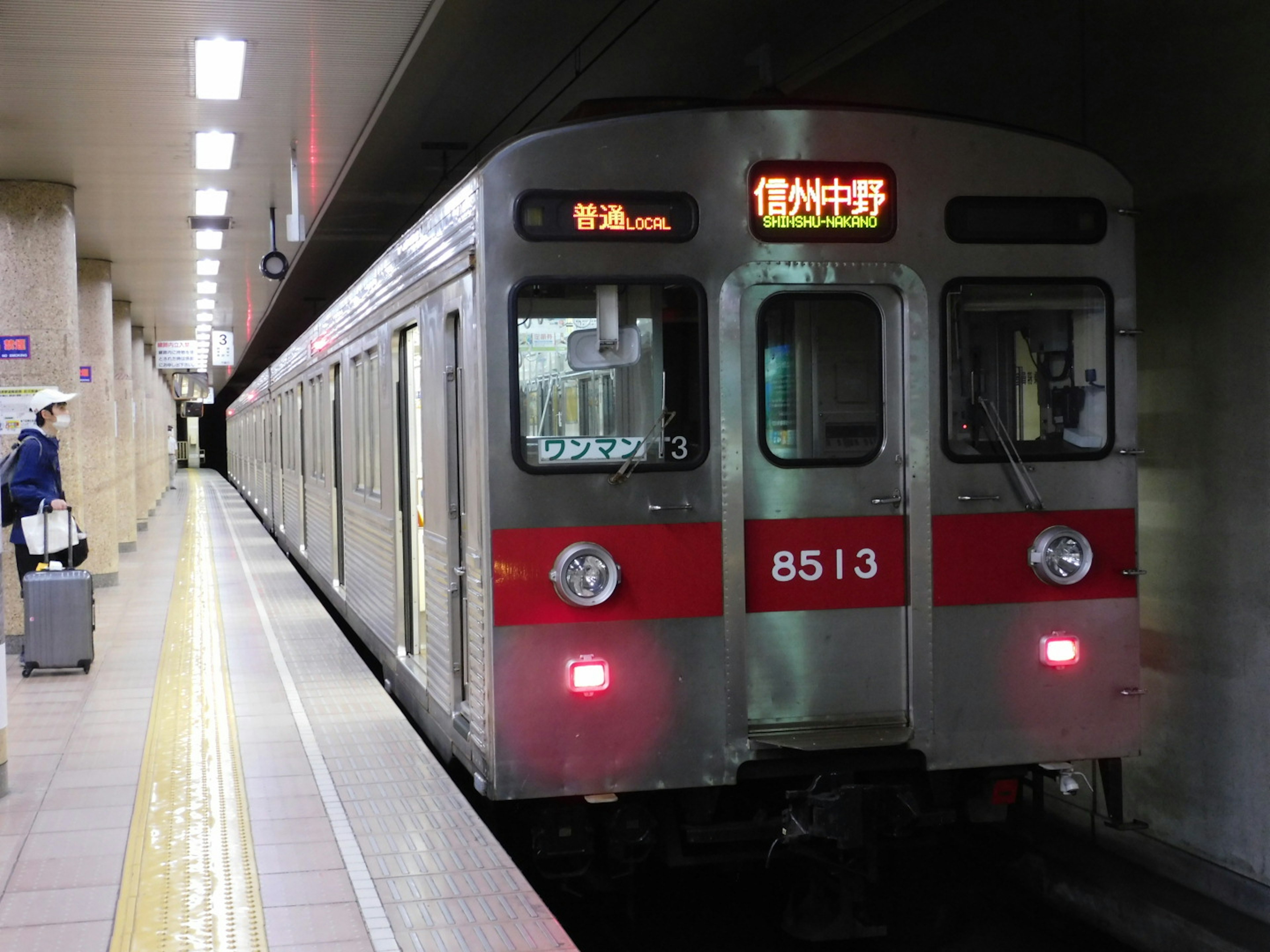 รถไฟใต้ดินจอดที่สถานีสีแดงและเงินรุ่น 8513