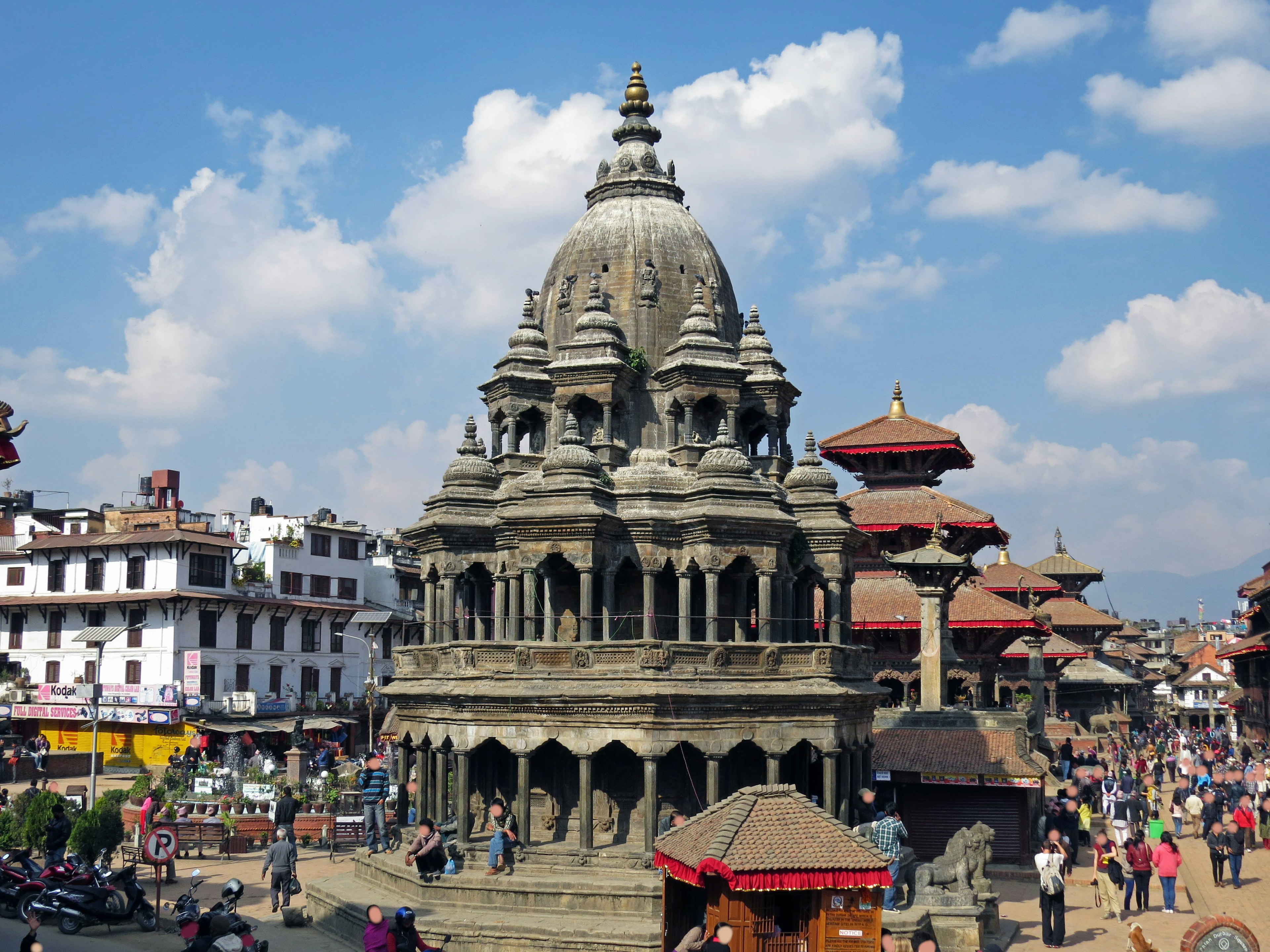 Bellissimo tempio a Kathmandu con una piazza vivace