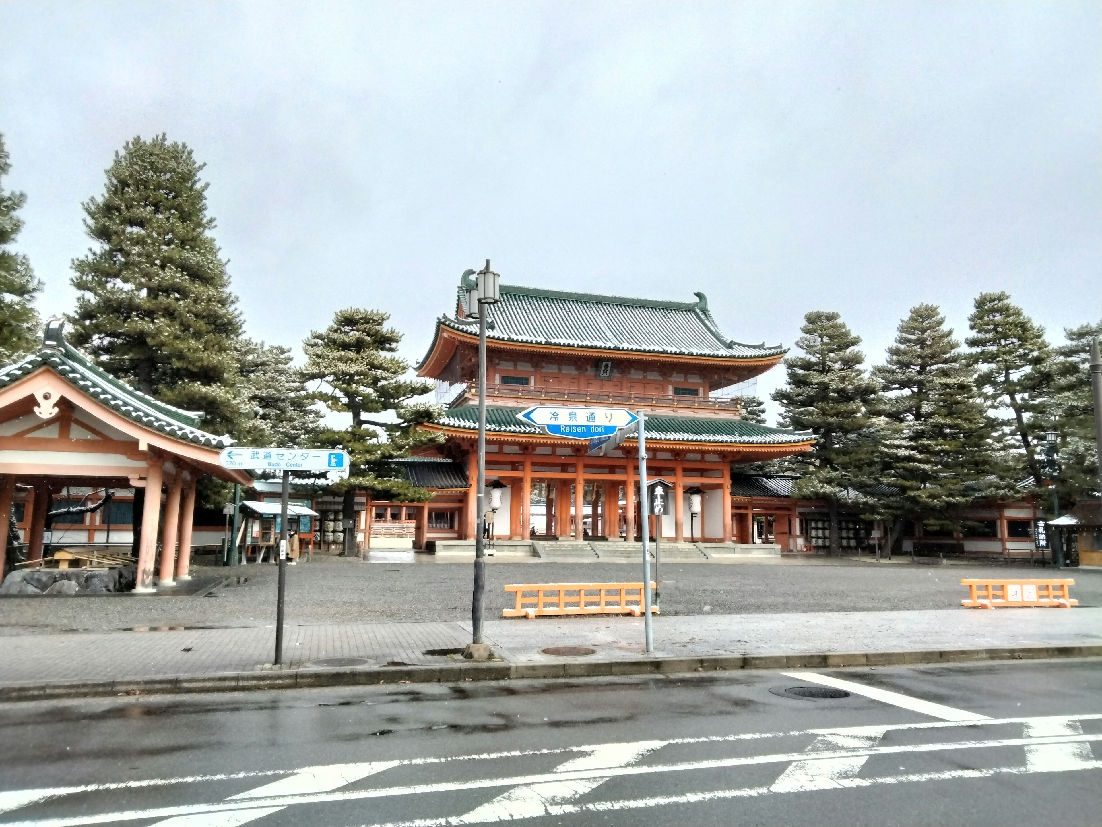 伝統的な日本の建物がある風景、松の木が周囲に立ち並ぶ