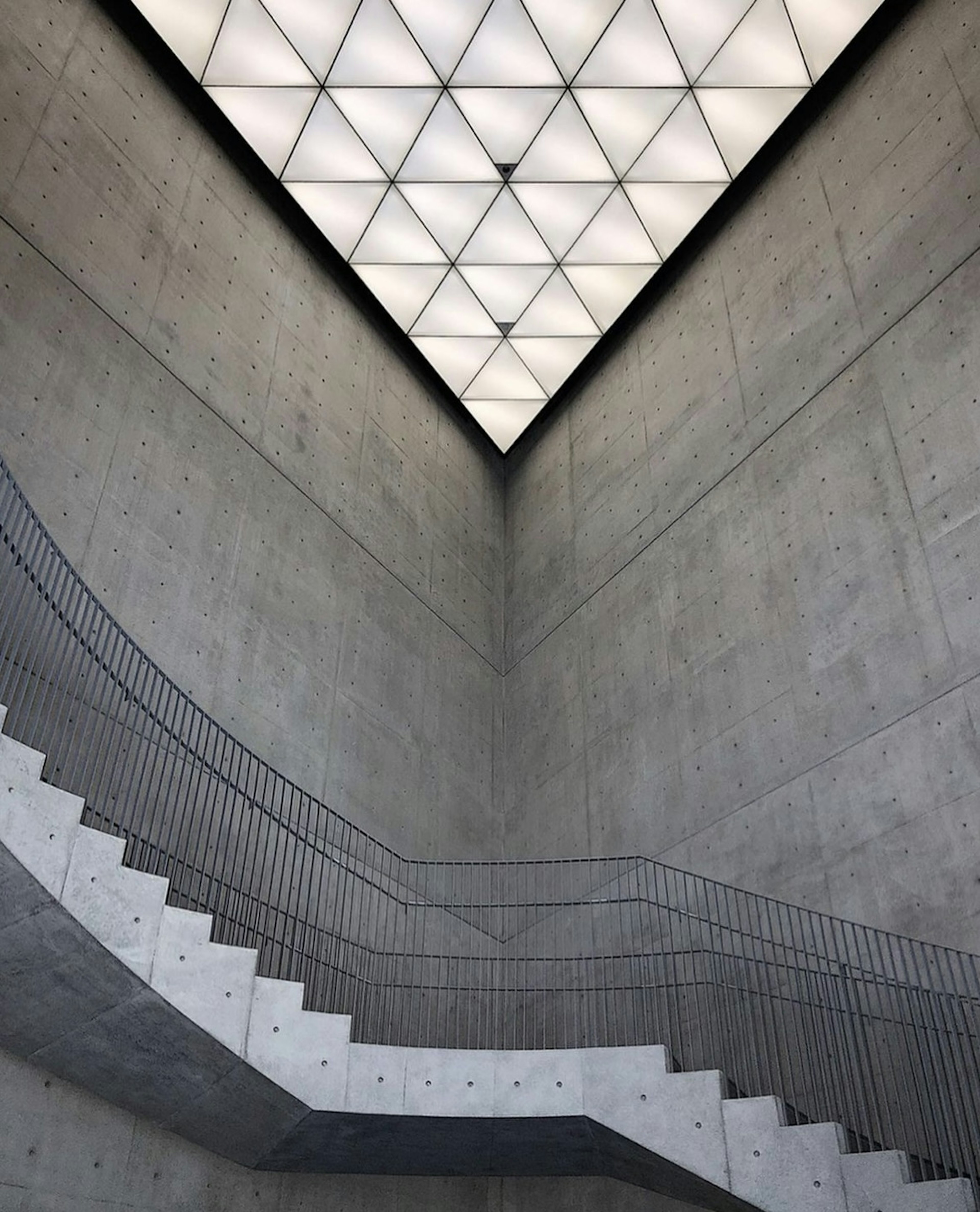 Intérieur d'un bâtiment moderne avec des murs en béton et un escalier