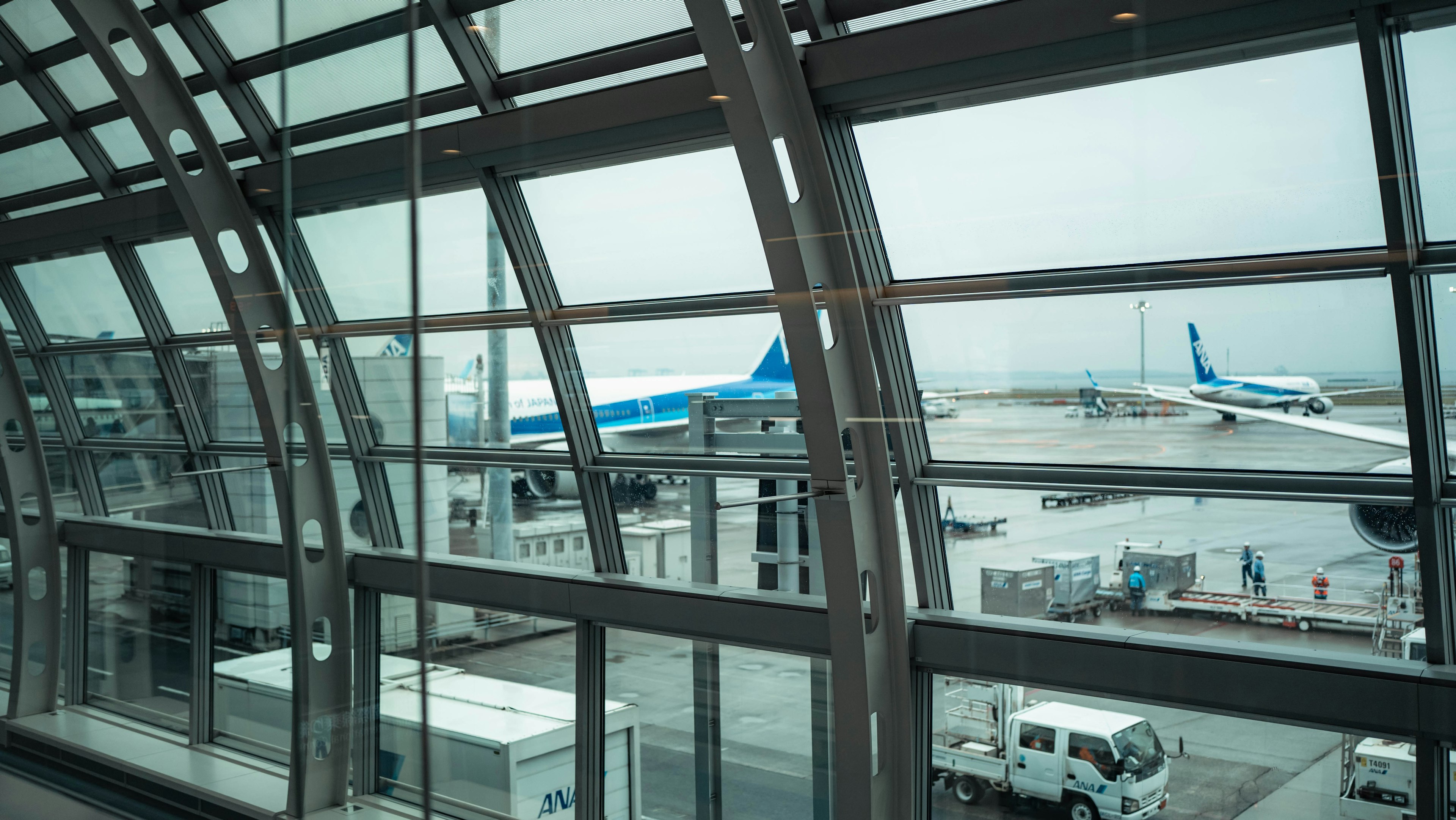 空港のターミナルから見える滑走路と航空機の風景