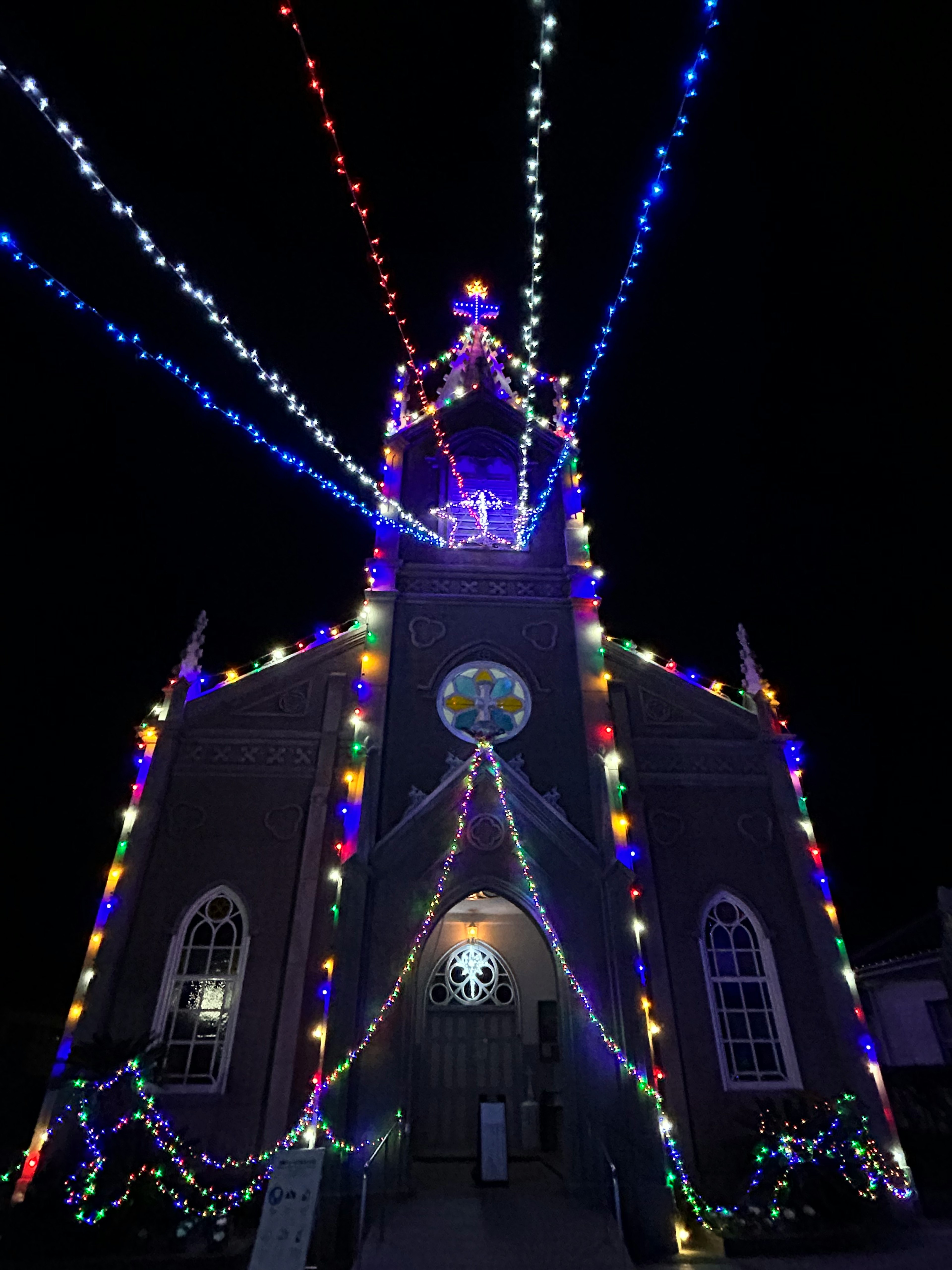 Kirchenaus exterior mit bunten Lichtern bei Nacht dekoriert