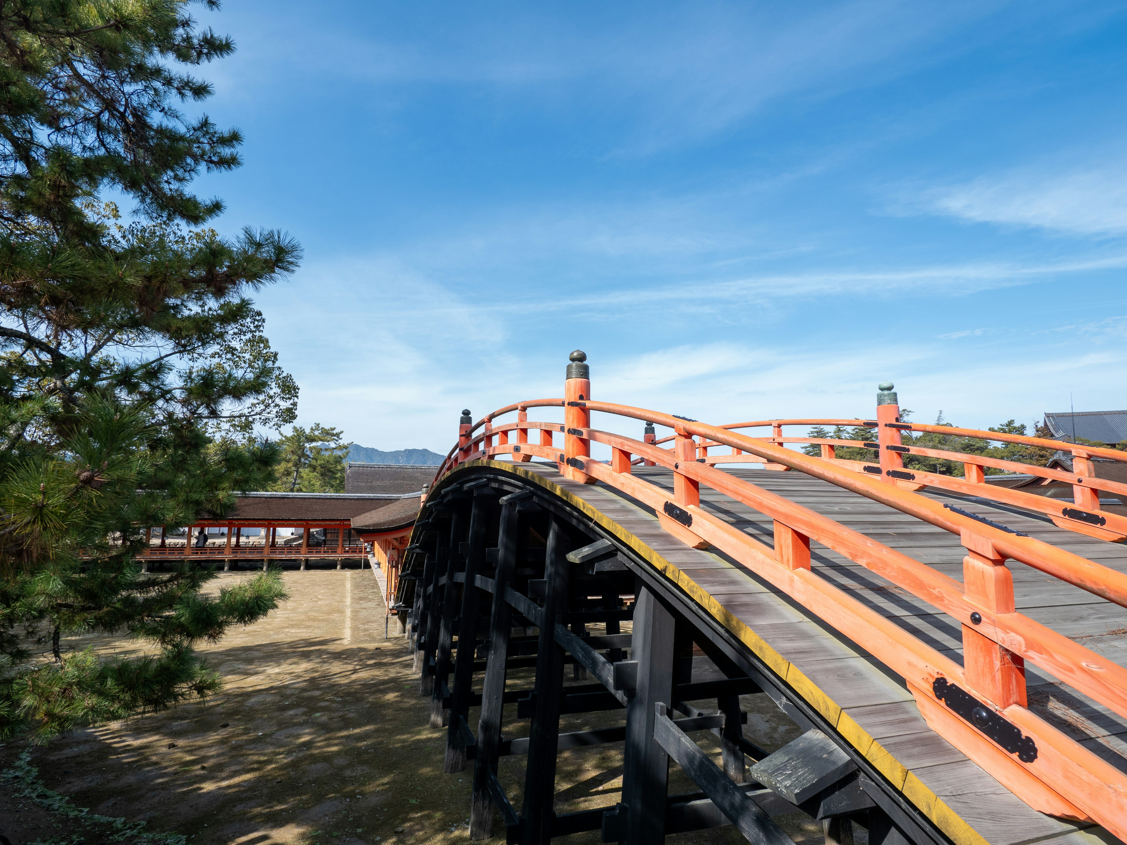 Eine schön gebogene rote Brücke unter einem blauen Himmel