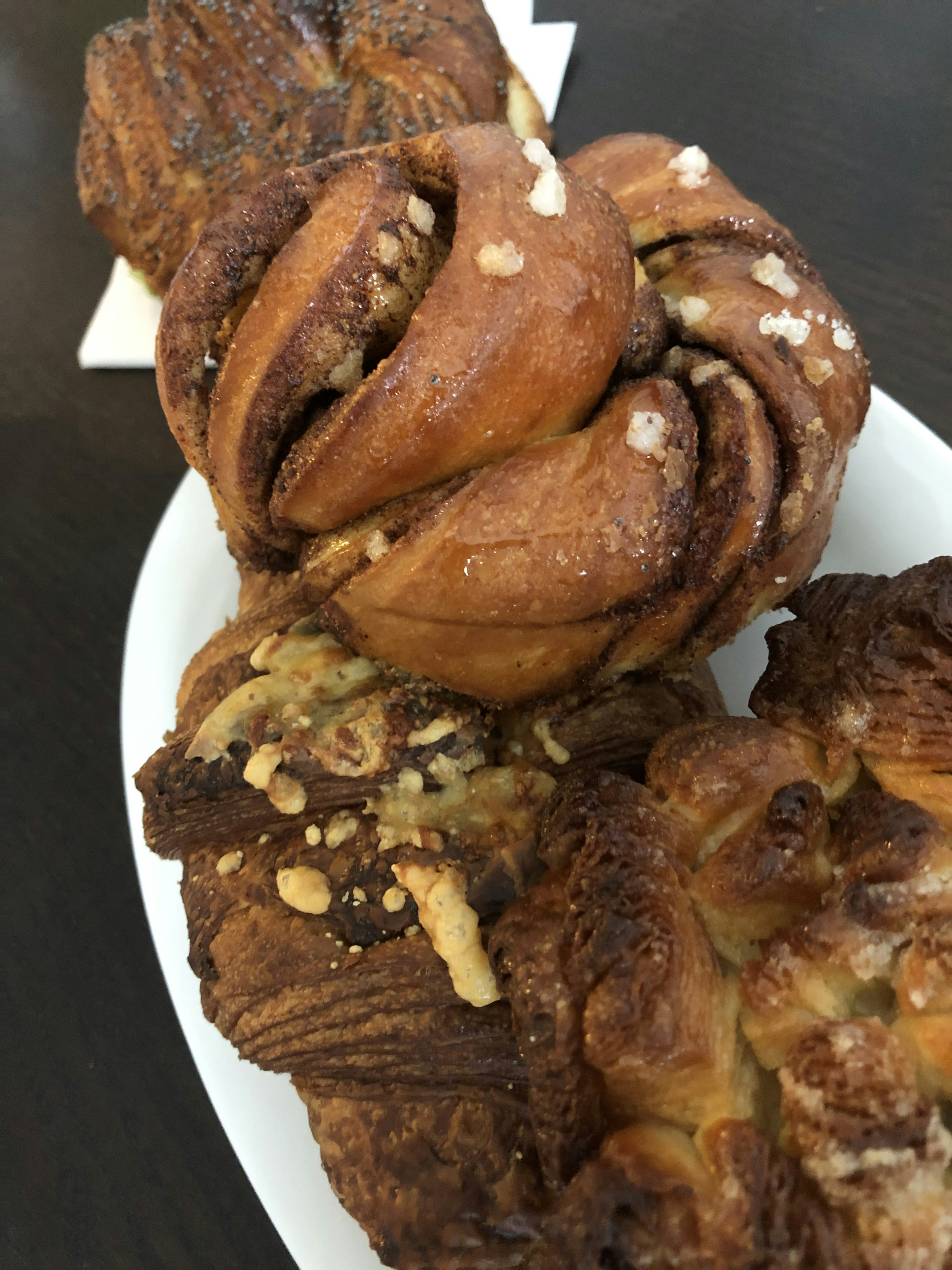 Brioches à la cannelle et pâtisseries aux noix disposées sur une assiette blanche