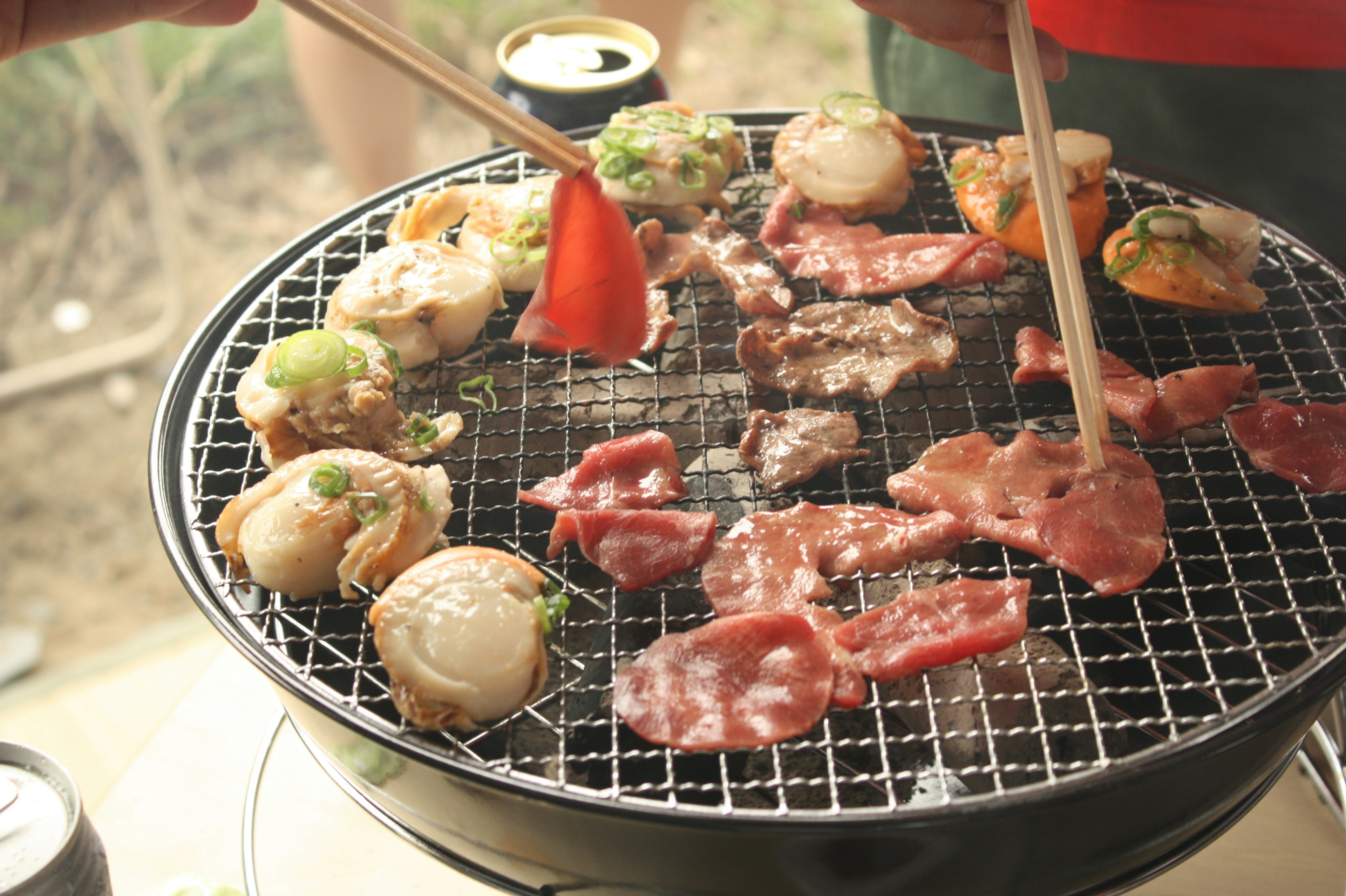 Carne y mariscos a la parrilla en una parrilla