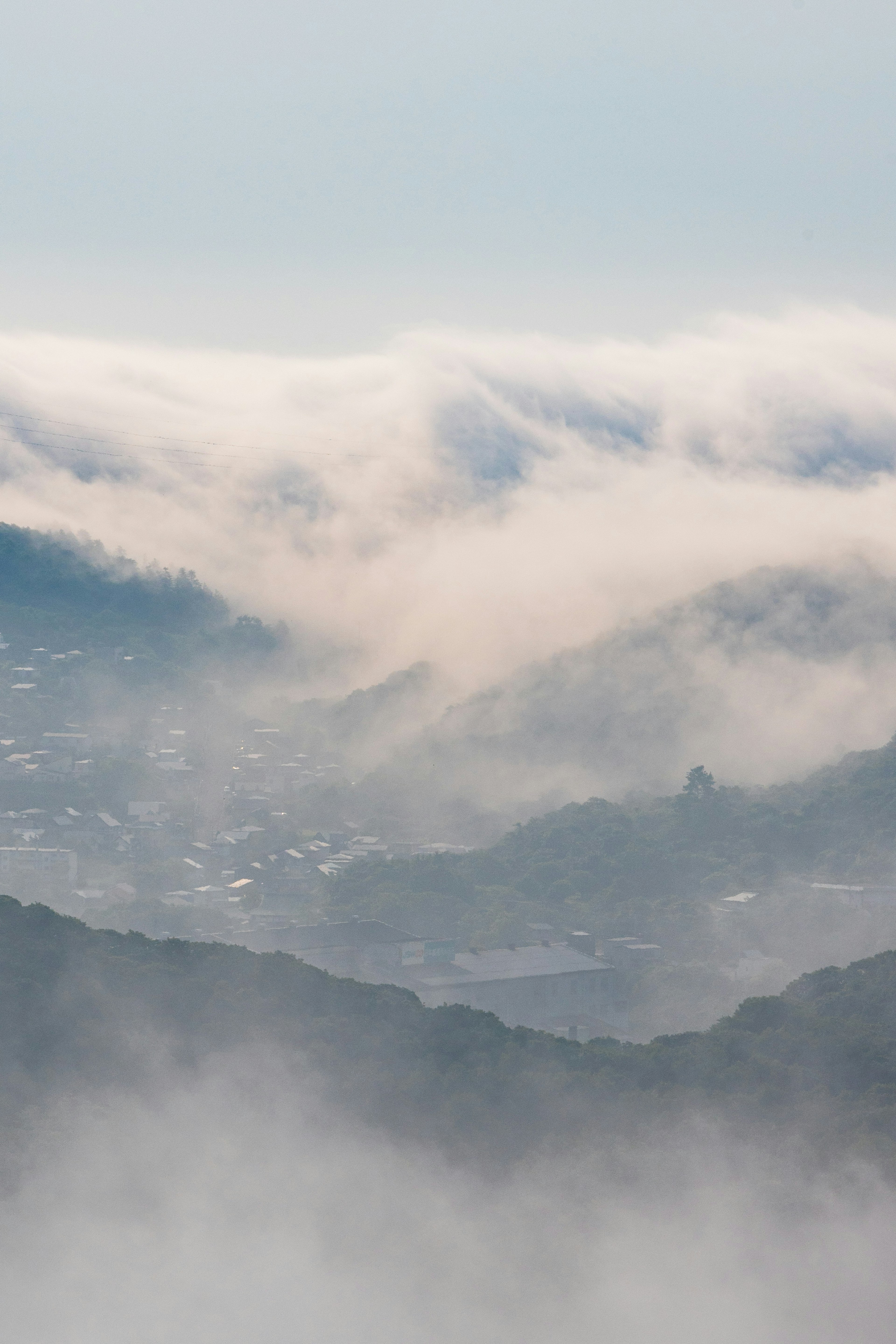 Vue lointaine de montagnes enveloppées de brume