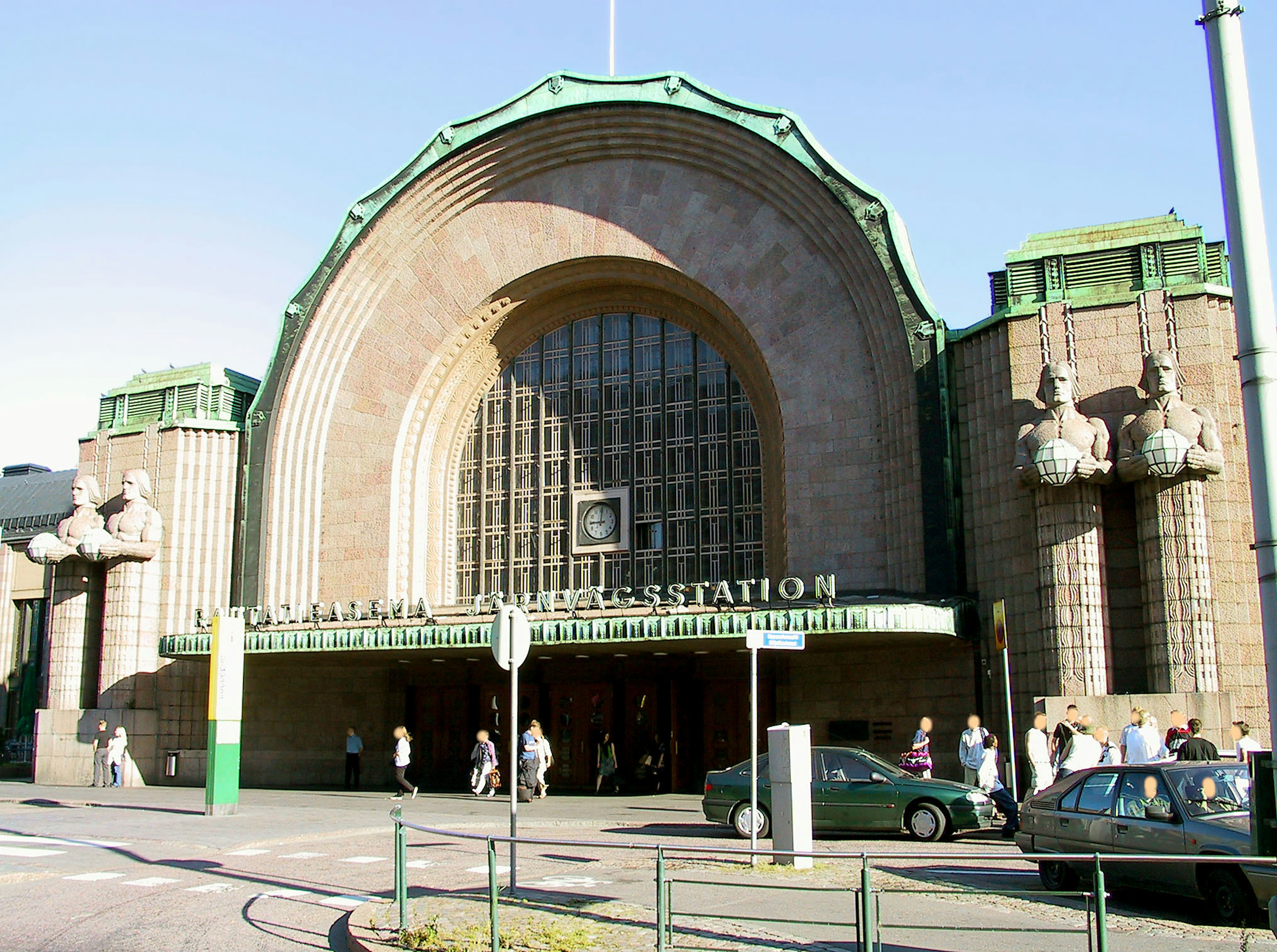 Bella facciata della stazione centrale di Helsinki che mostra elementi Art Nouveau