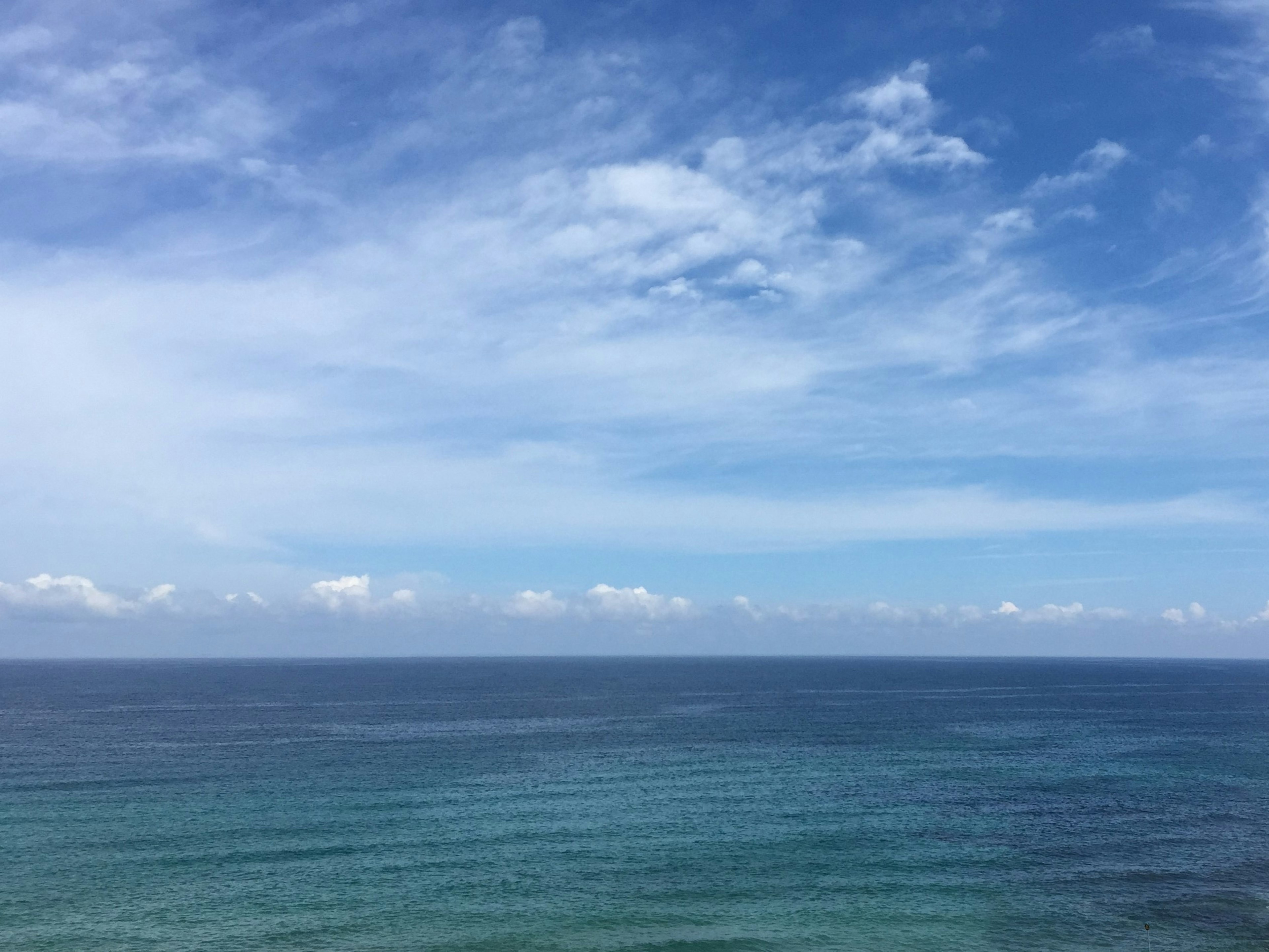 Vue expansive de l'océan et du ciel bleu