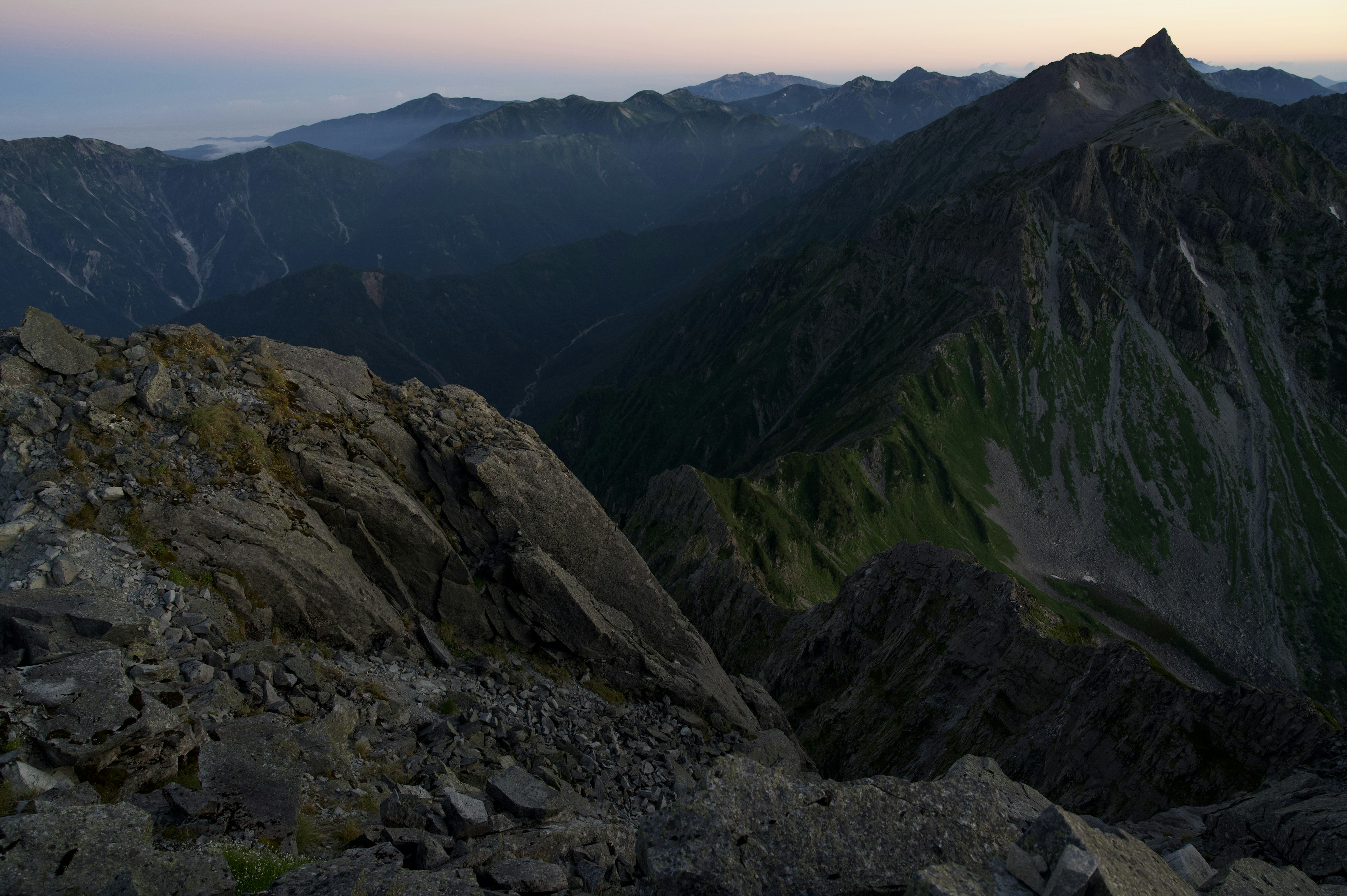 Paysage de montagne au crépuscule avec terrain rocailleux