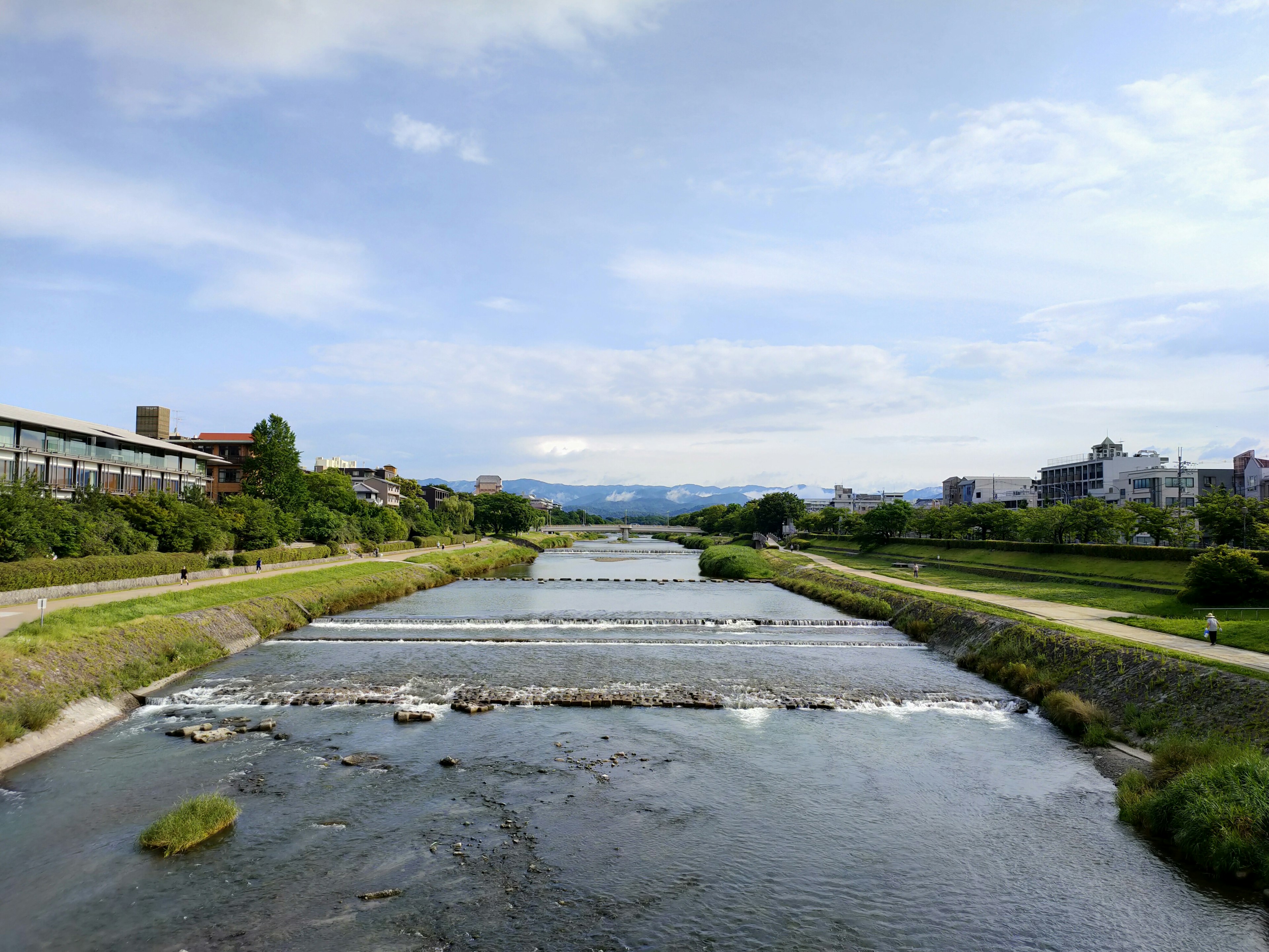 Pemandangan indah sungai dengan lanskap hijau