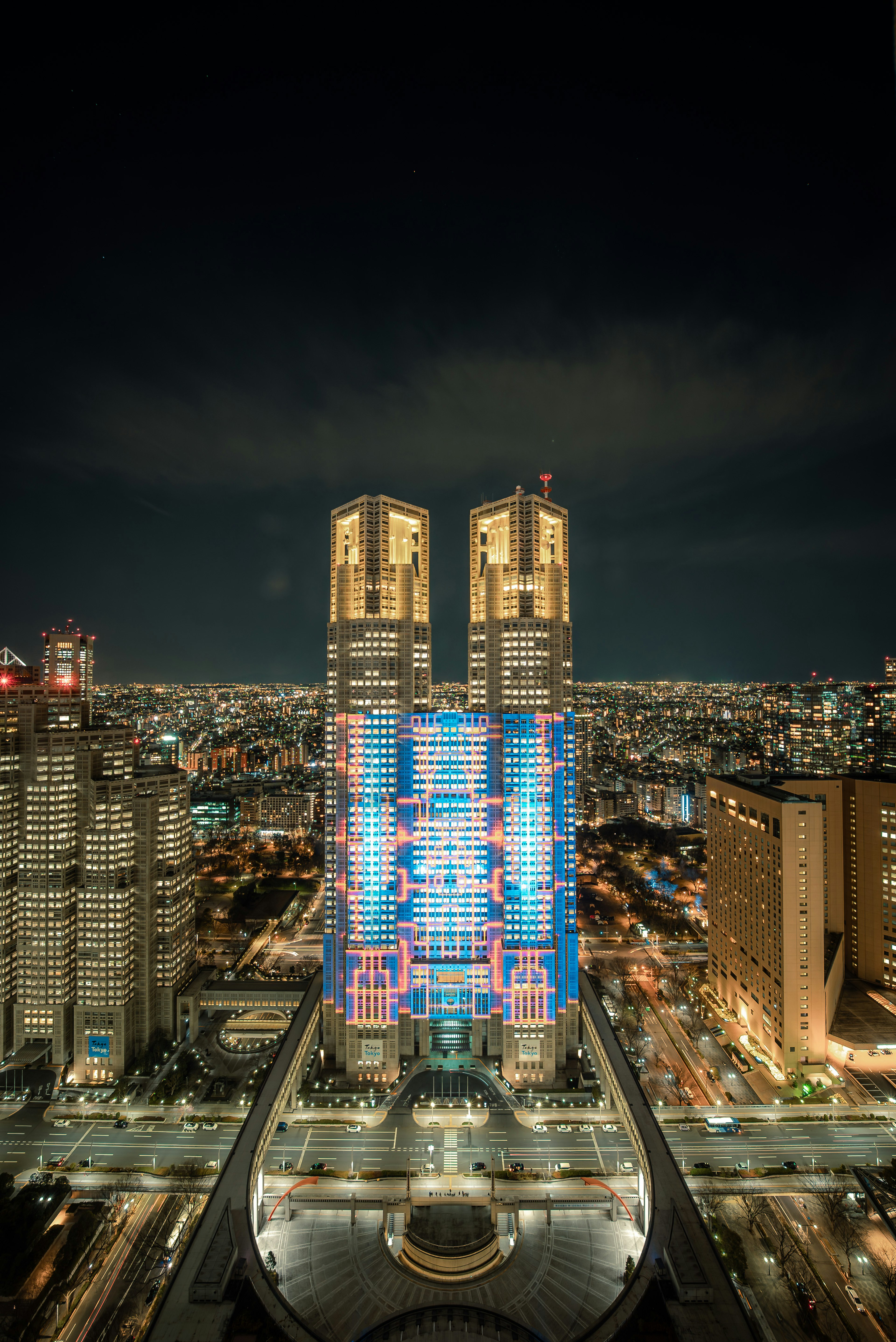 Seni visual yang menakjubkan di Gedung Pemerintah Metropolitan Tokyo di malam hari