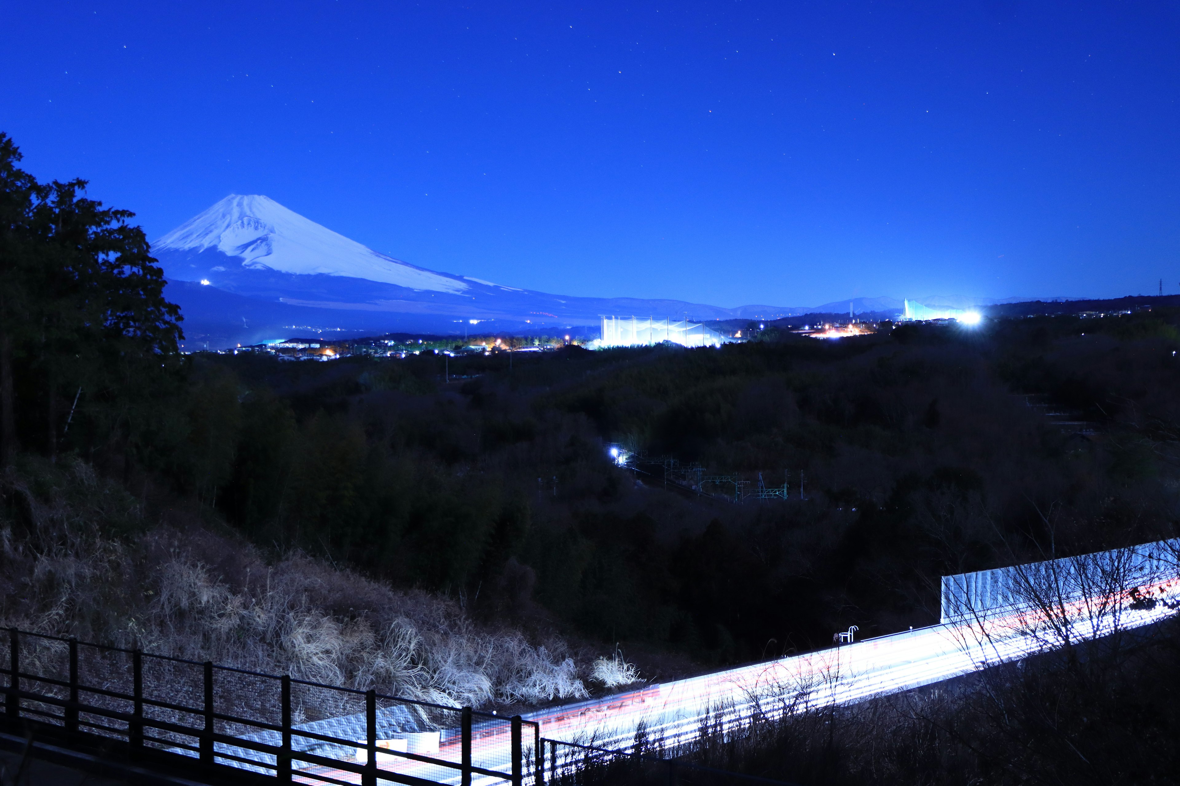 Bella vista notturna del monte Fuji e del paesaggio circostante