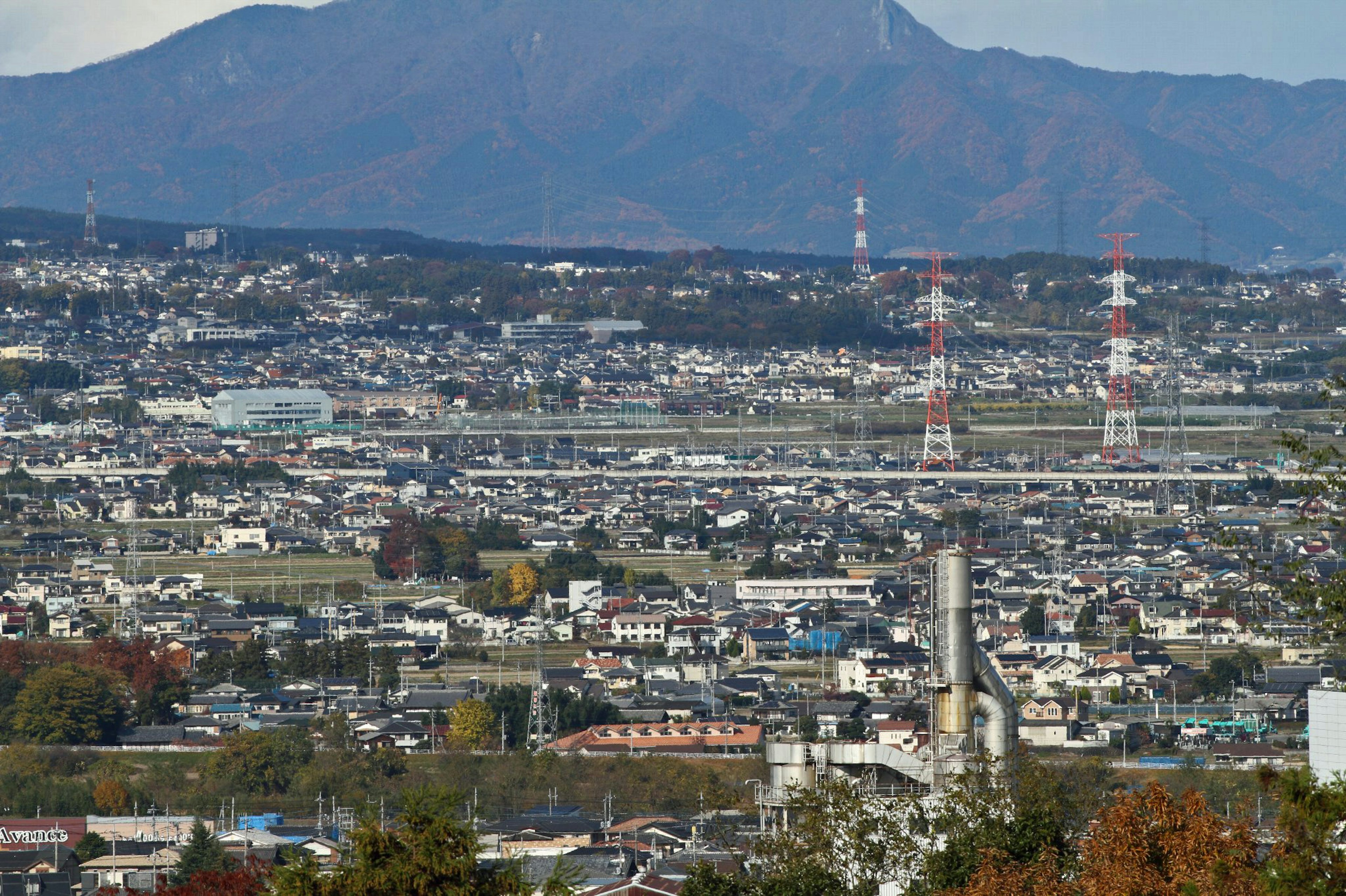 Weite Landschaft mit Bergen und städtischen Gebieten