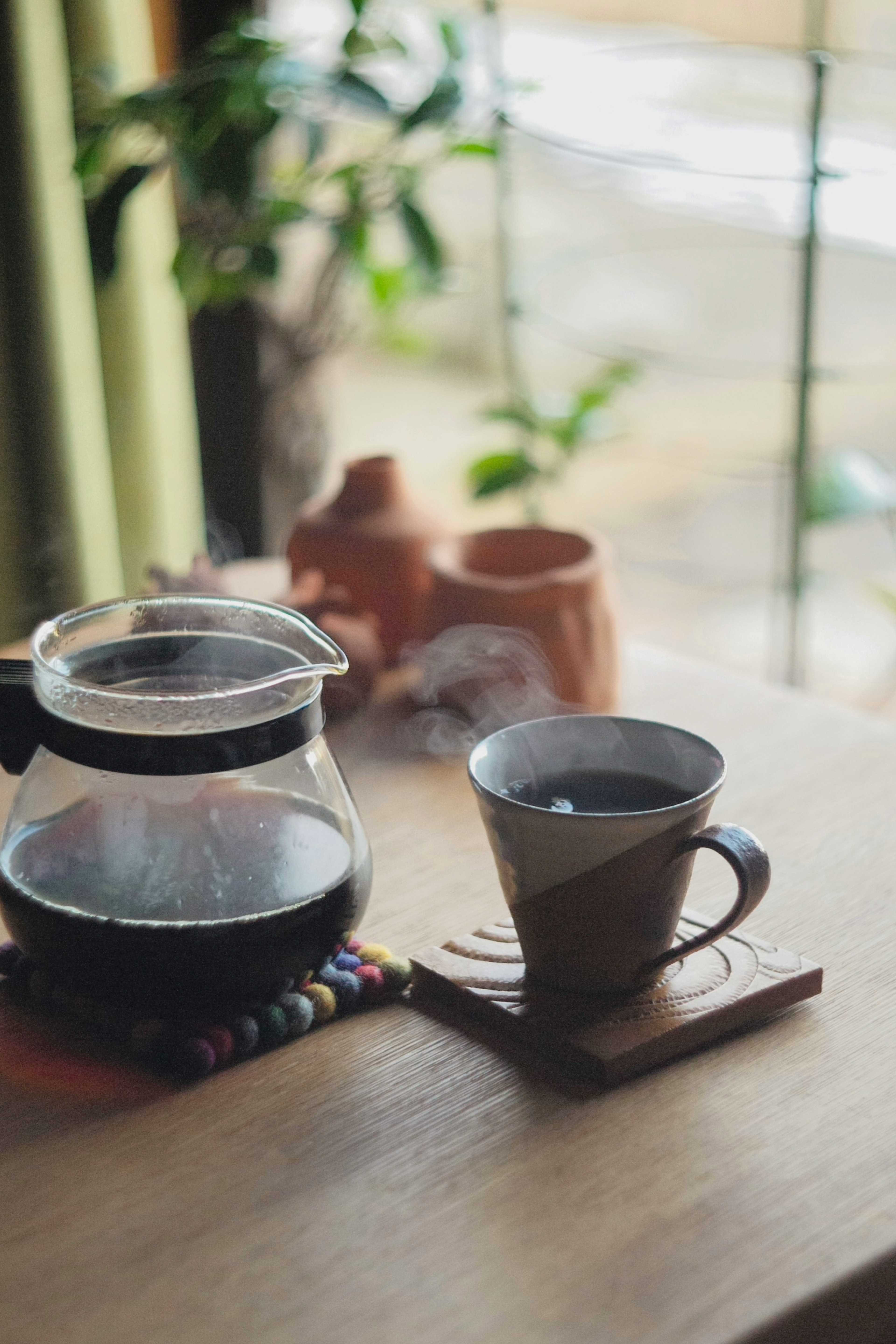 コーヒーとカップが置かれた木のテーブルの上の静かな風景