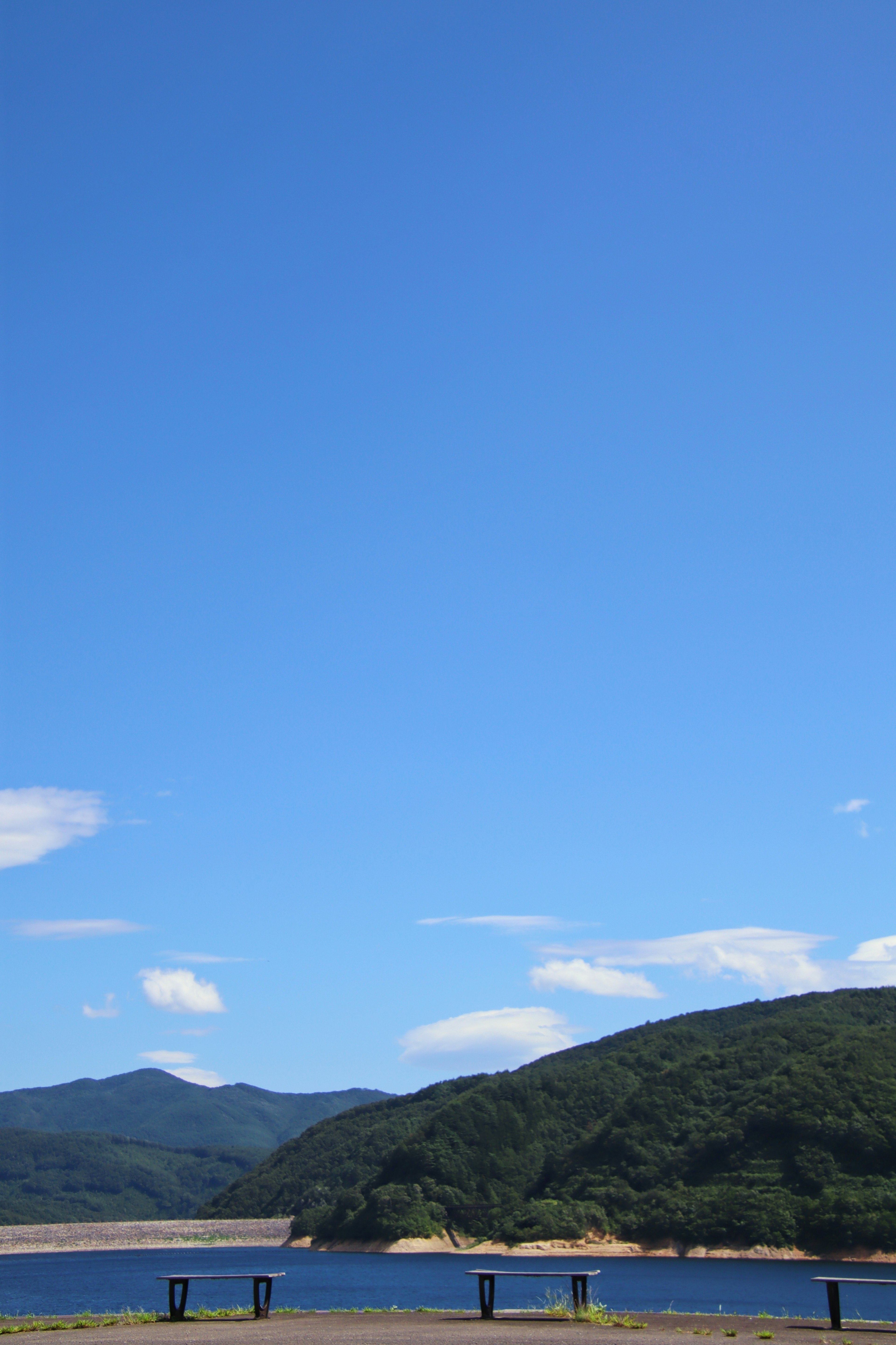 Malersicher Blick auf einen See mit Bergen unter einem klaren blauen Himmel