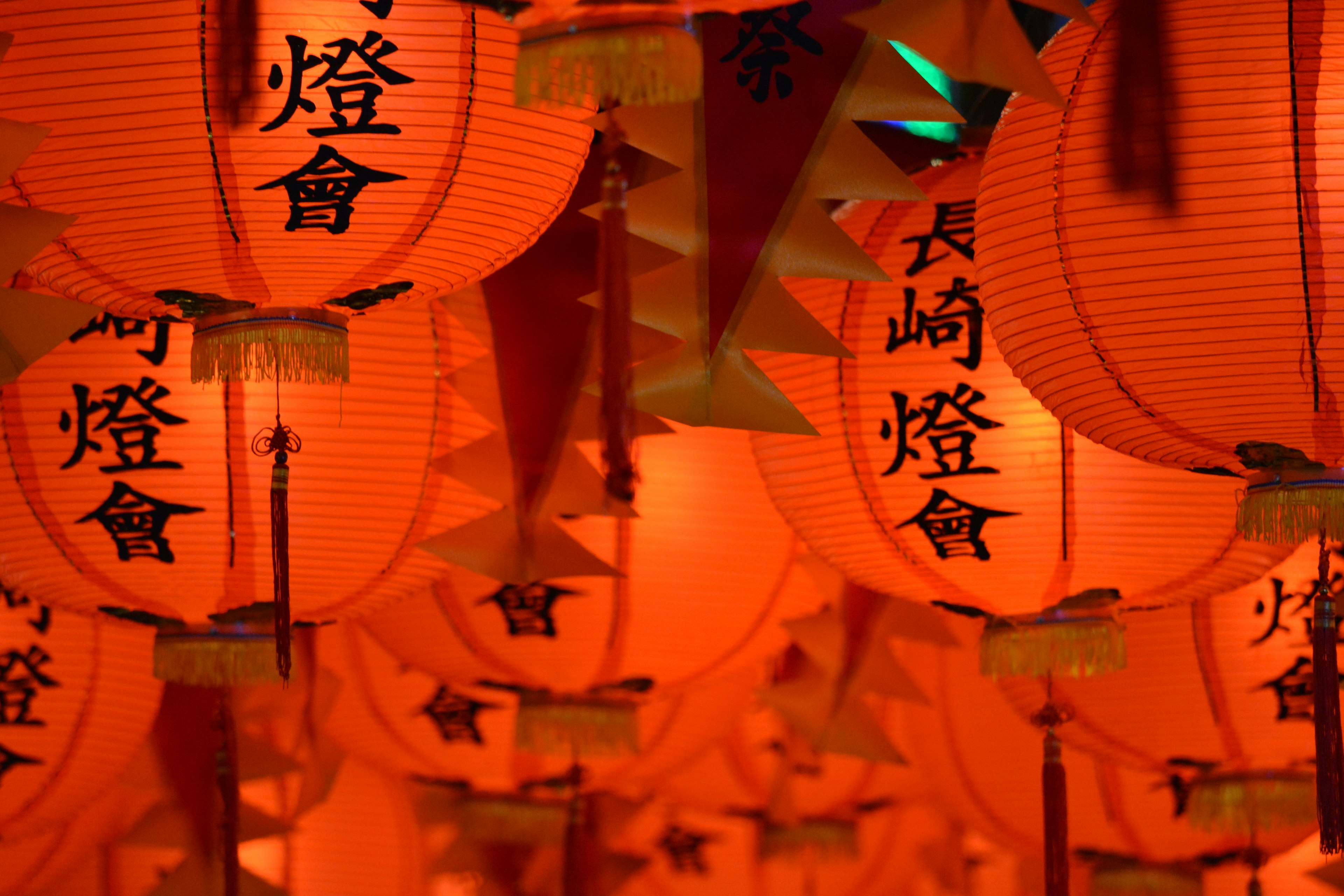 Un affichage vibrant de lanternes rouges ornées de caractères chinois