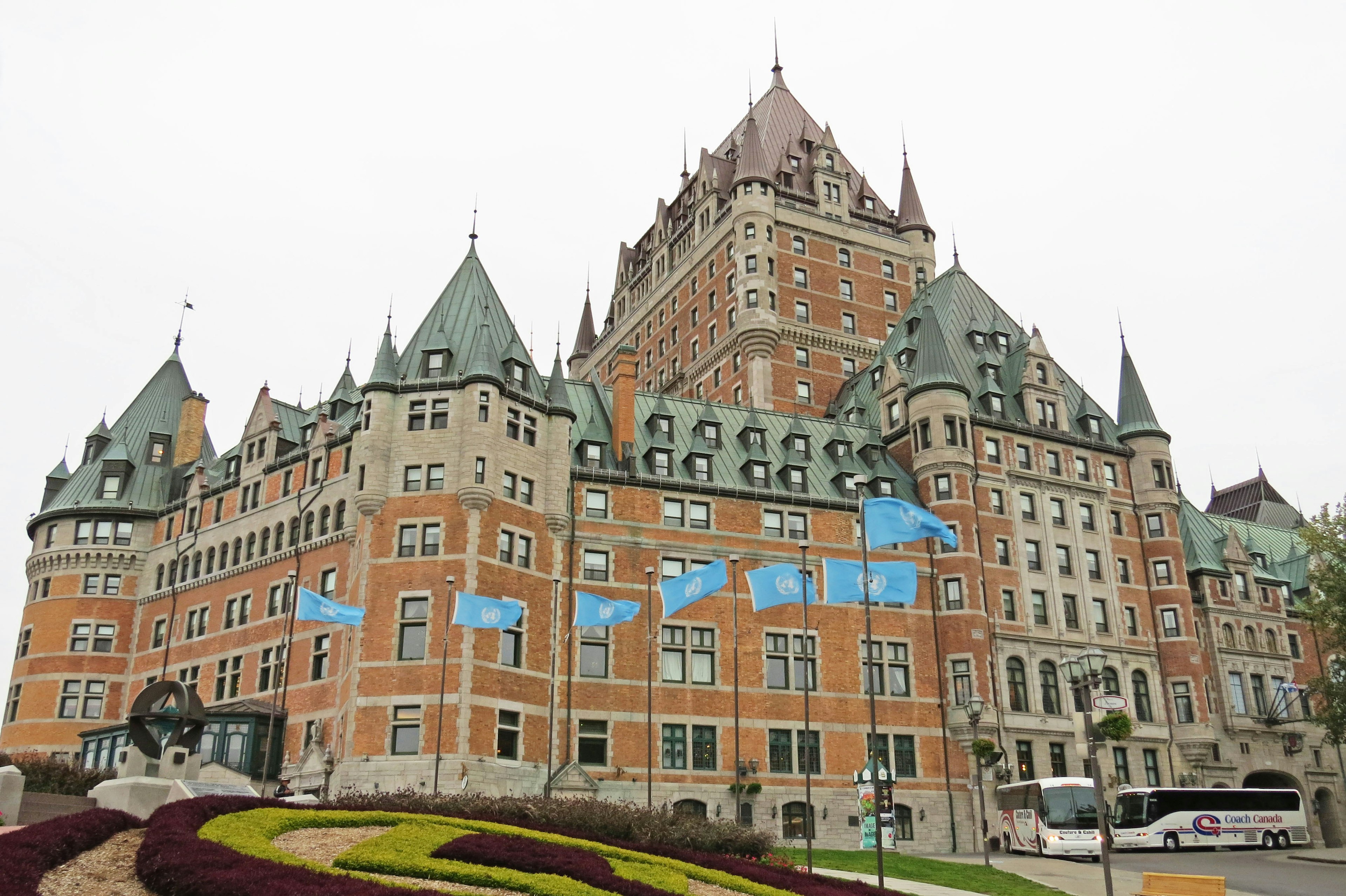 Ngoại thất hoành tráng của Château Frontenac ở Quebec City với các tháp và cờ