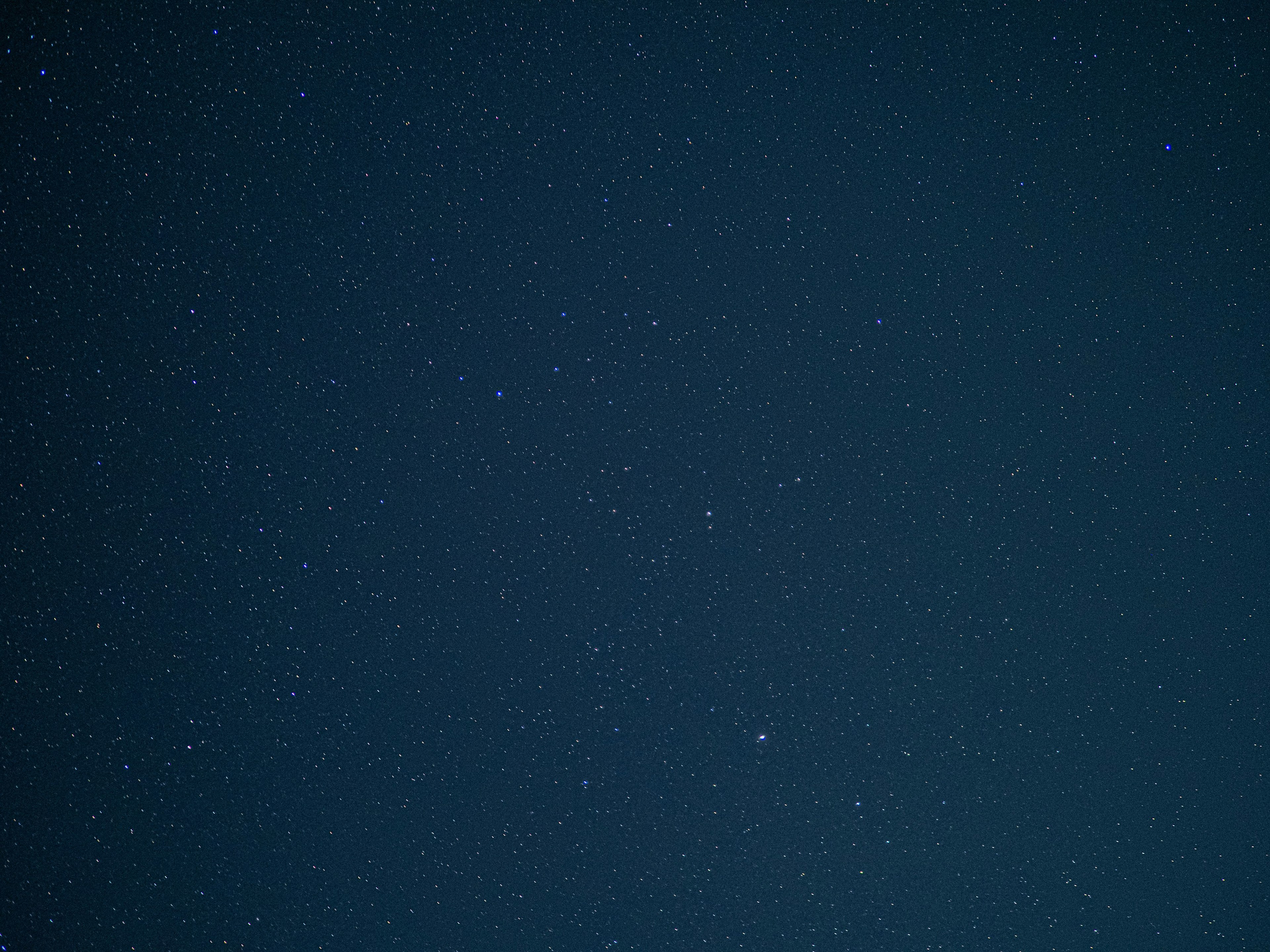 Cielo nocturno estrellado lleno de innumerables estrellas