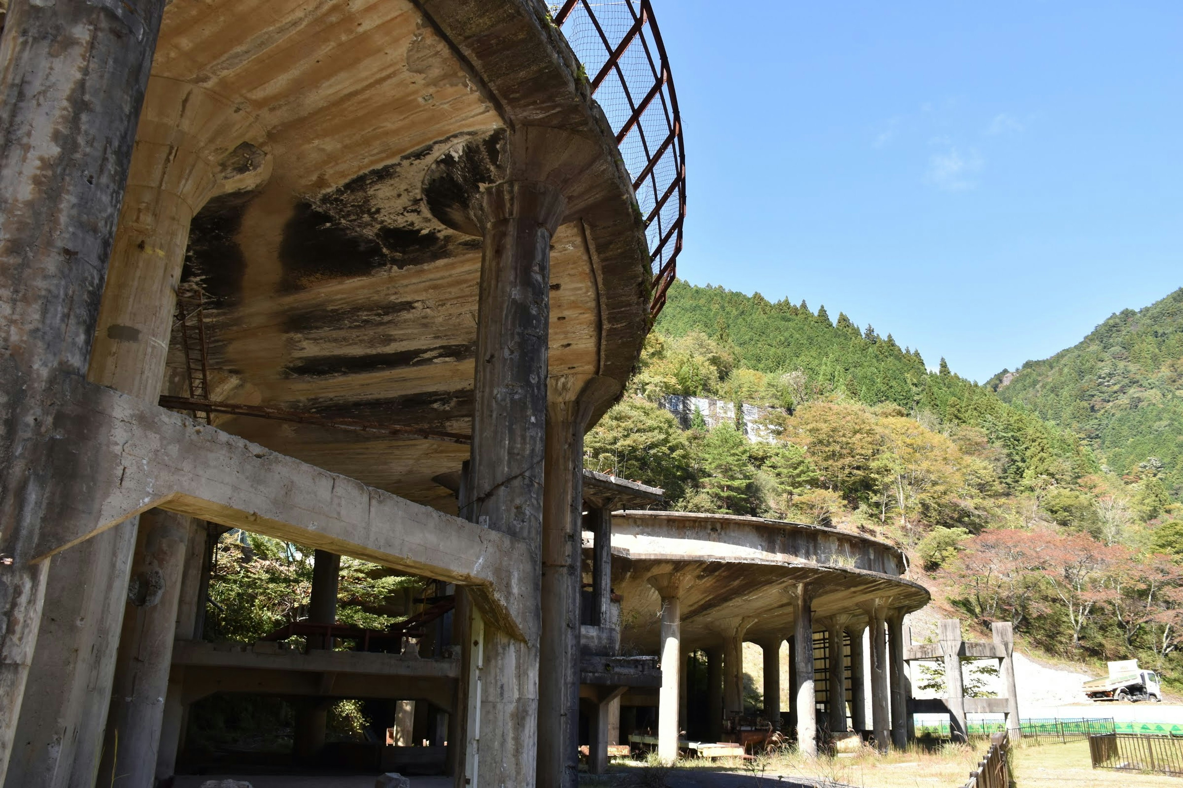 Betonruinen einer verlassenen Struktur umgeben von Natur