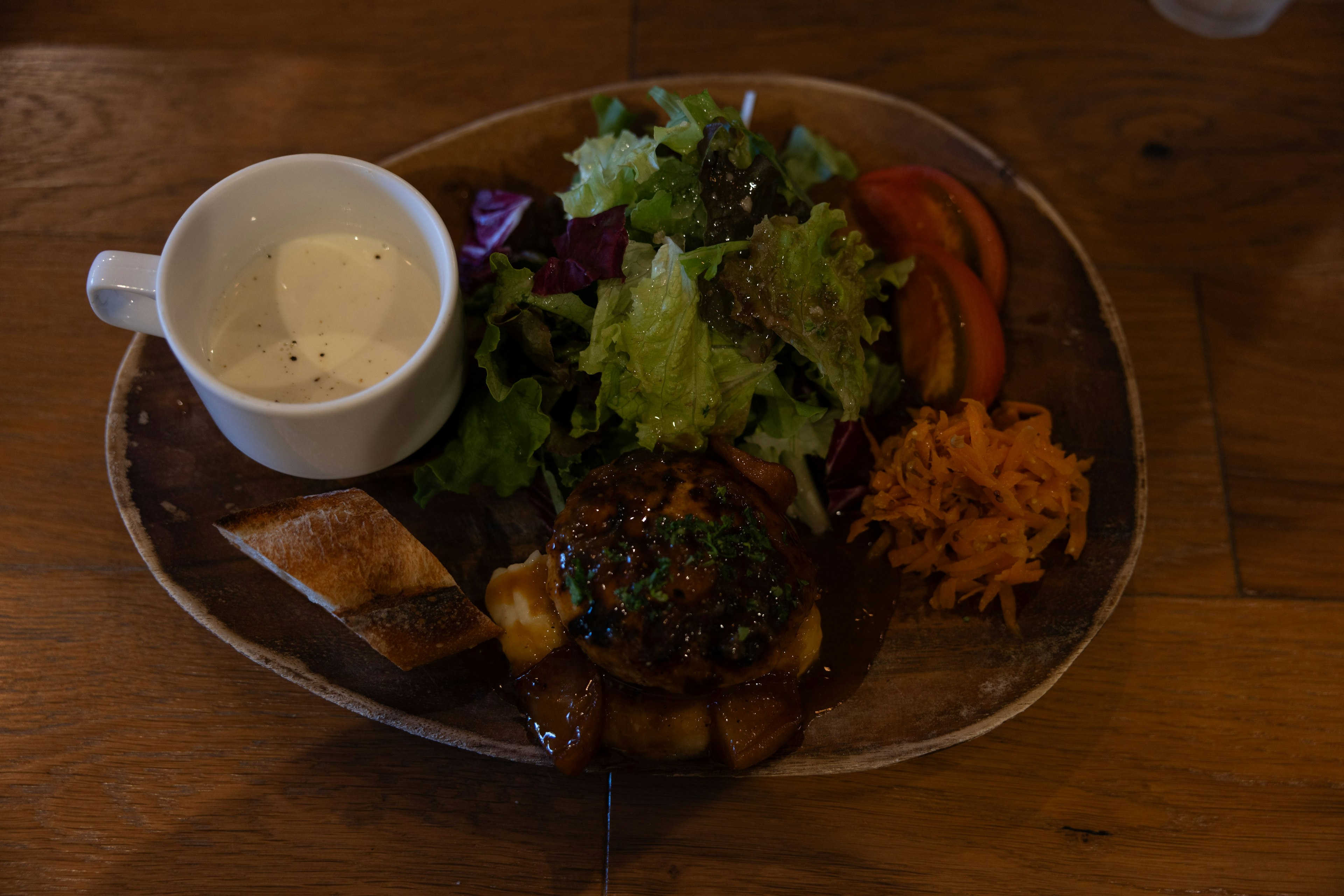 Đĩa có món thịt sốt kèm salad và rau củ