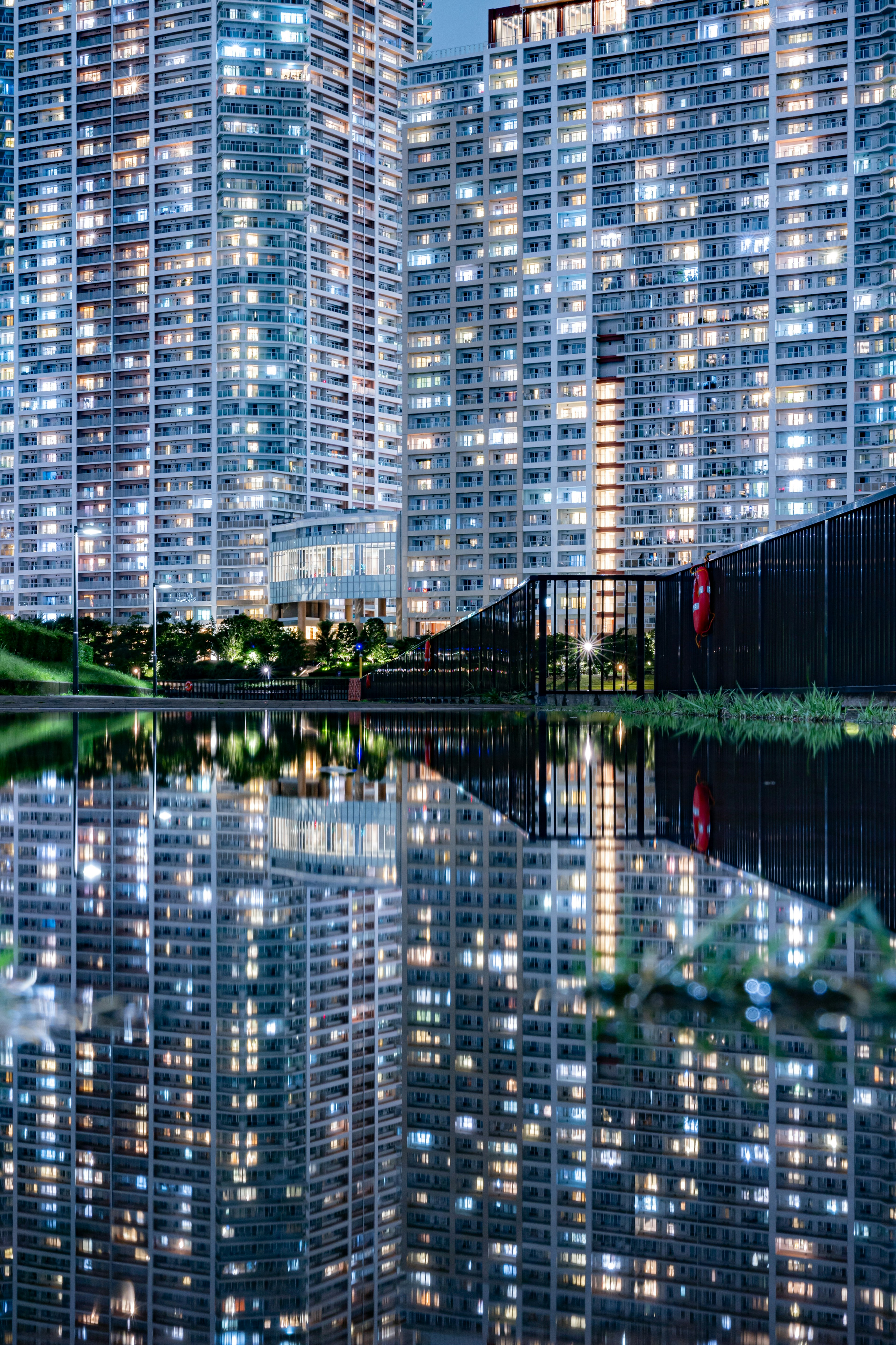 夜の高層ビルが水面に映る光景