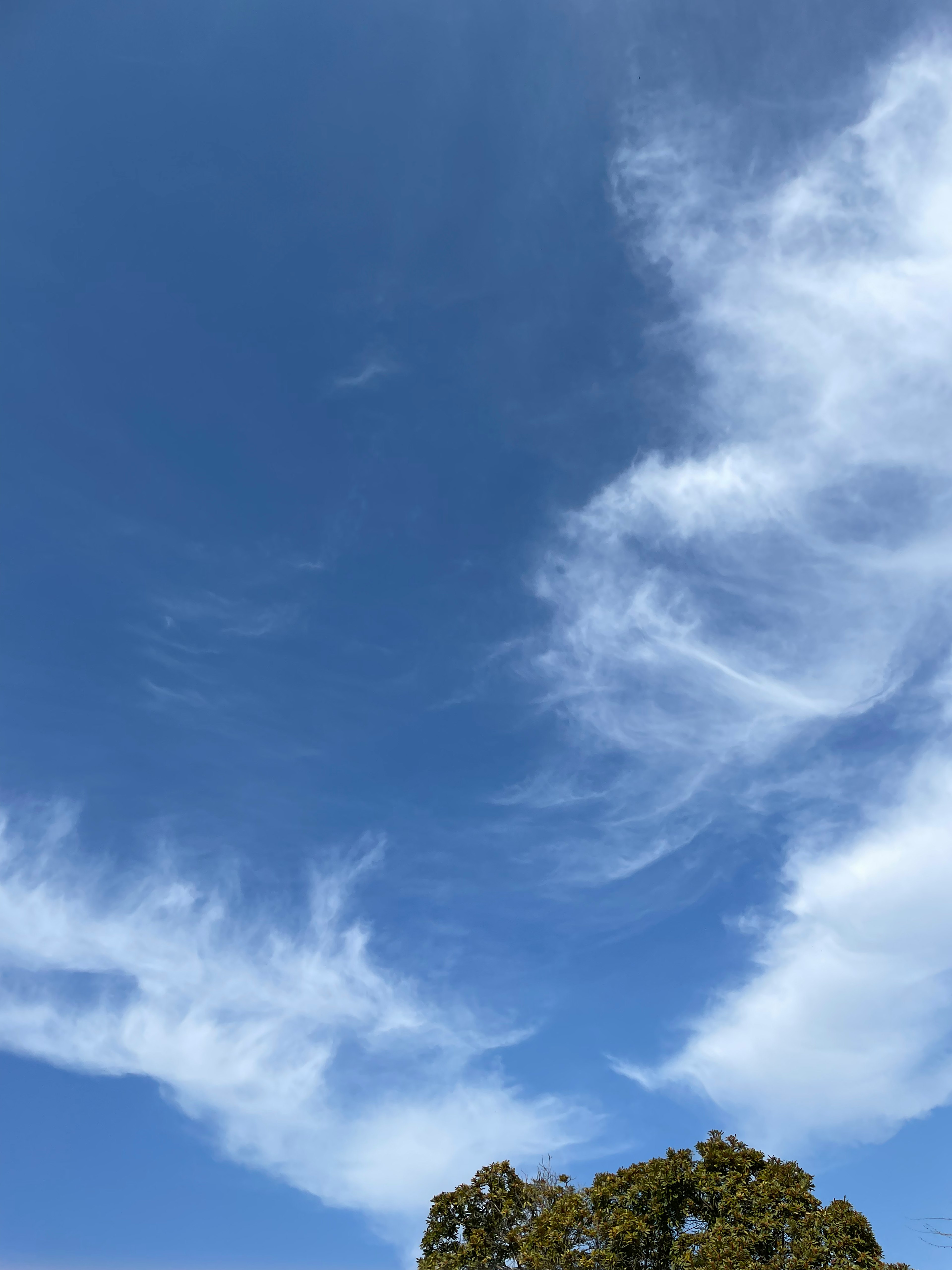 Blauer Himmel mit dünnen weißen Wolken