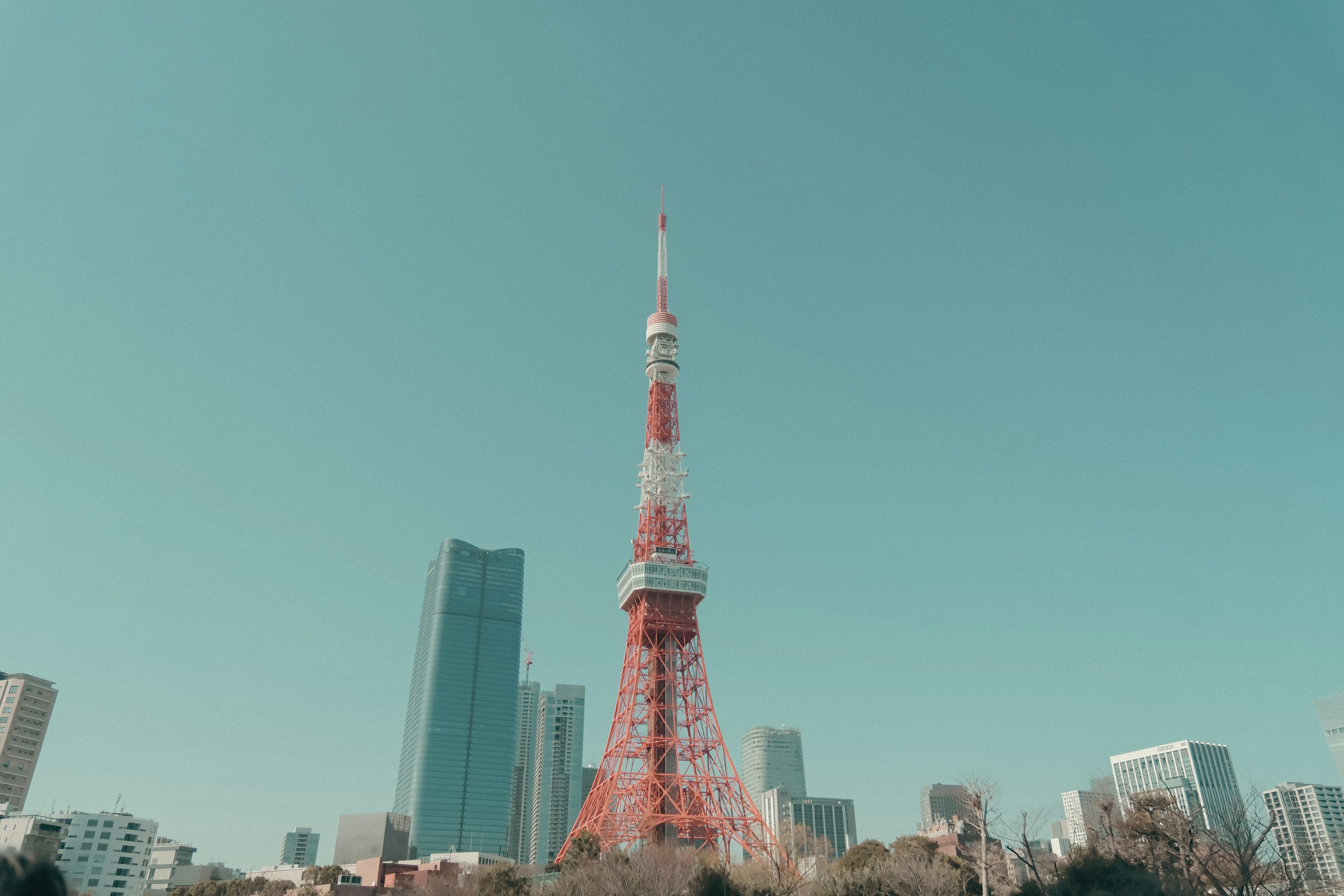 东京塔与现代摩天大楼背景