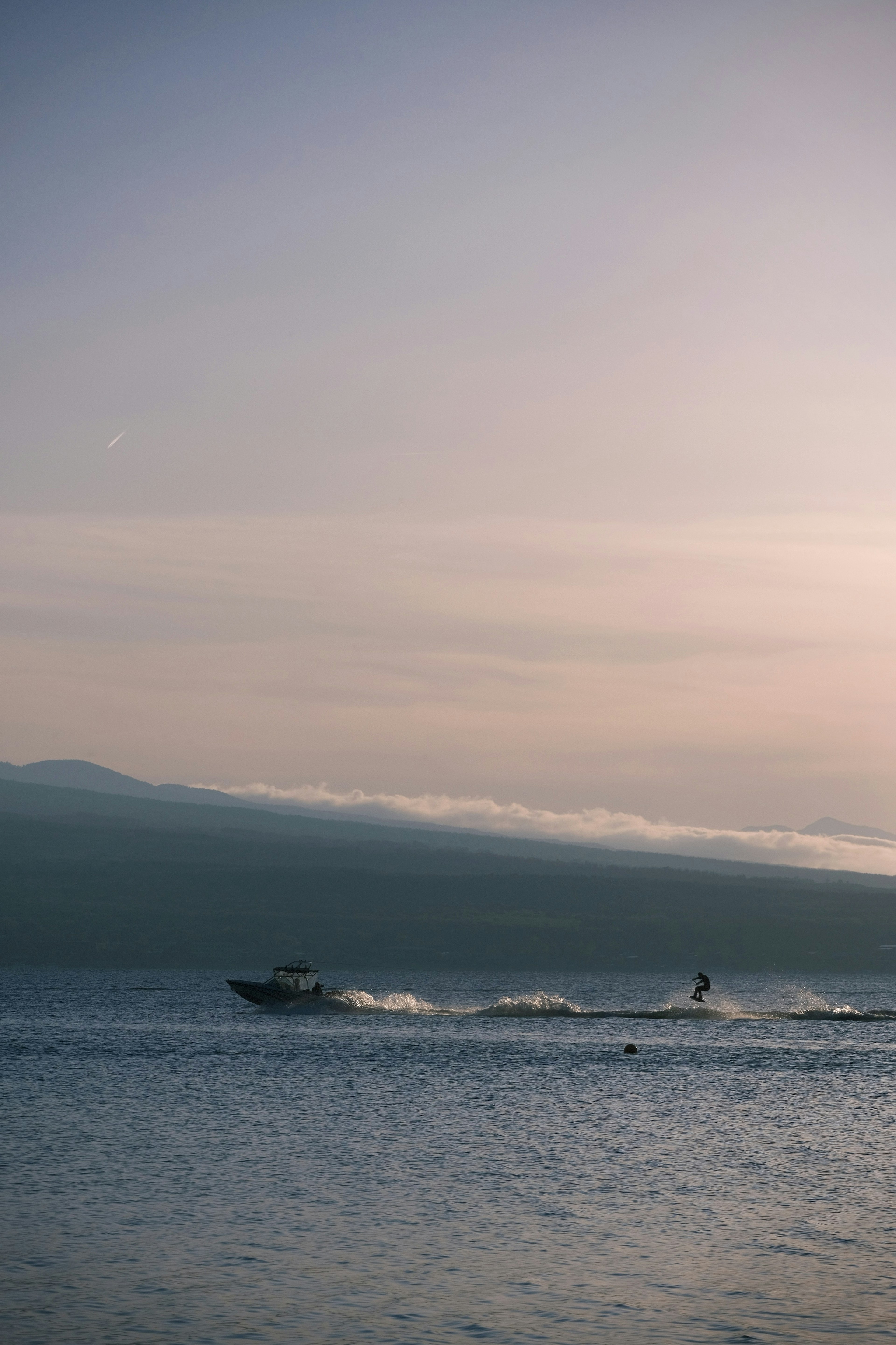 静かな海にボートが走る美しい風景