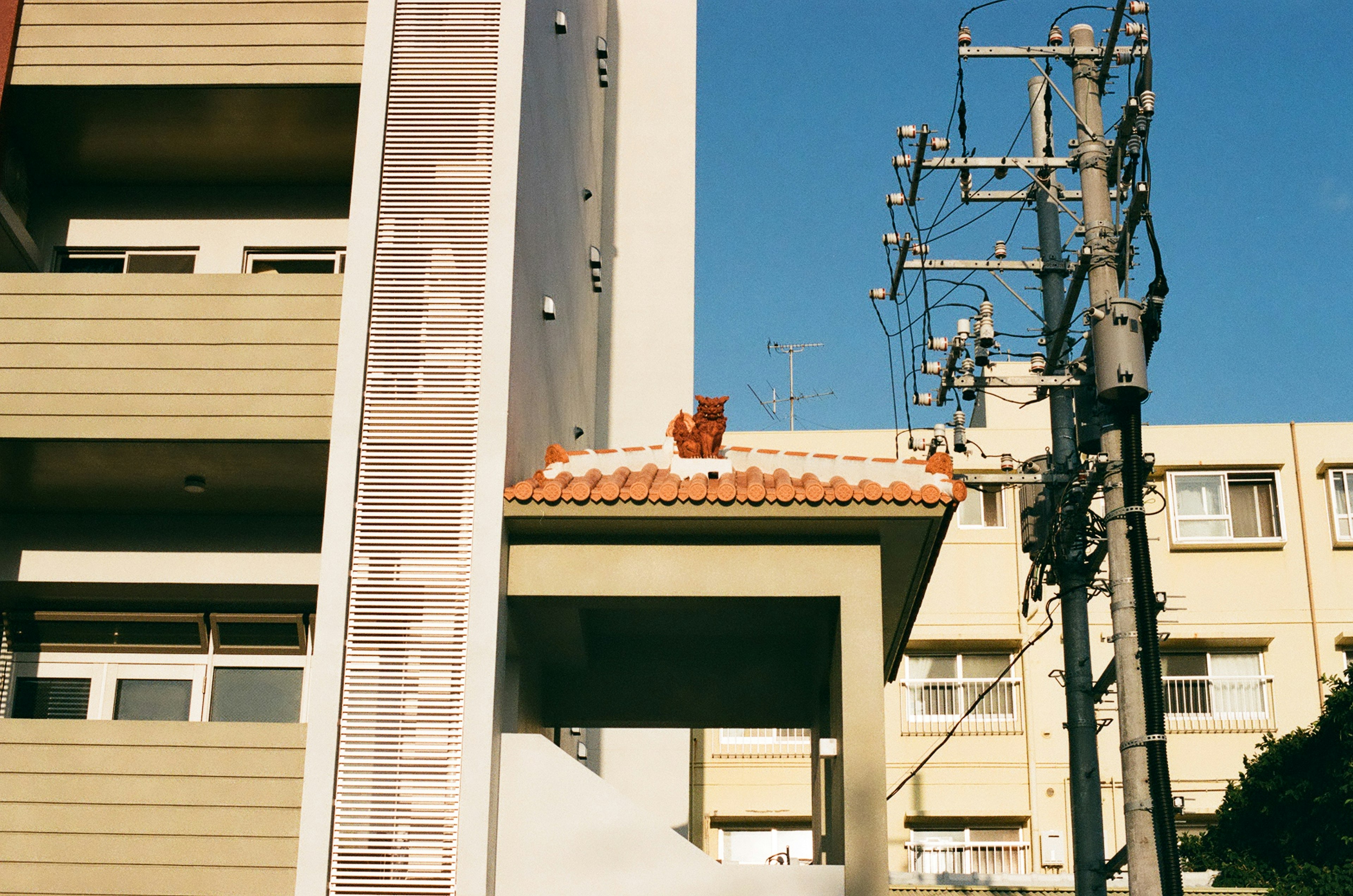 街中の建物と電柱が見える青空の下の風景