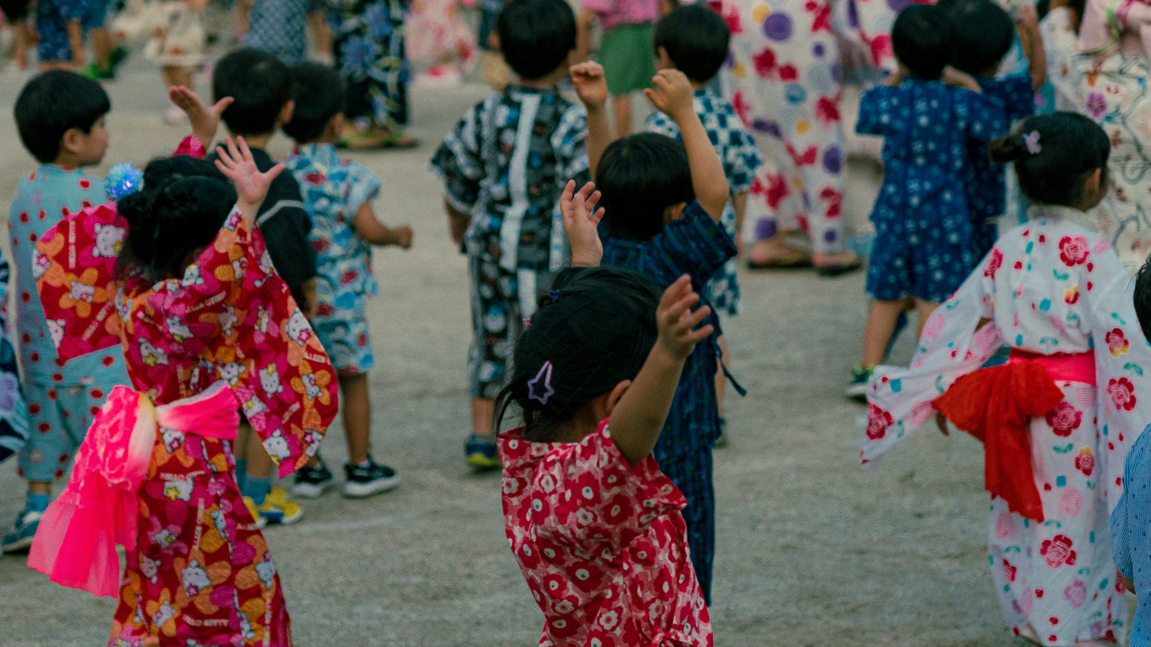 Bambini che indossano yukata colorati ballano felici