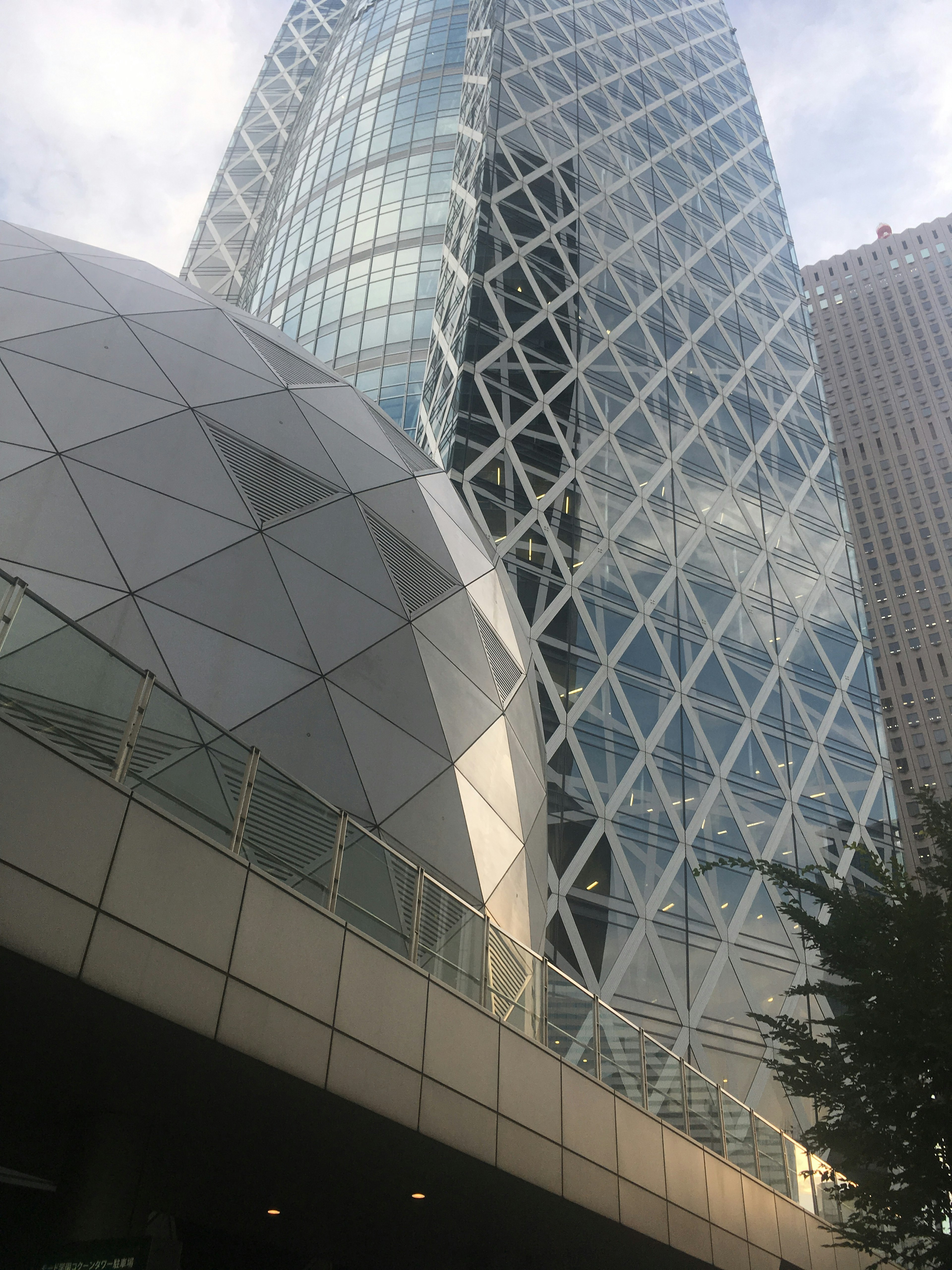 Paisaje urbano con un rascacielos moderno y una estructura de cúpula geodésica