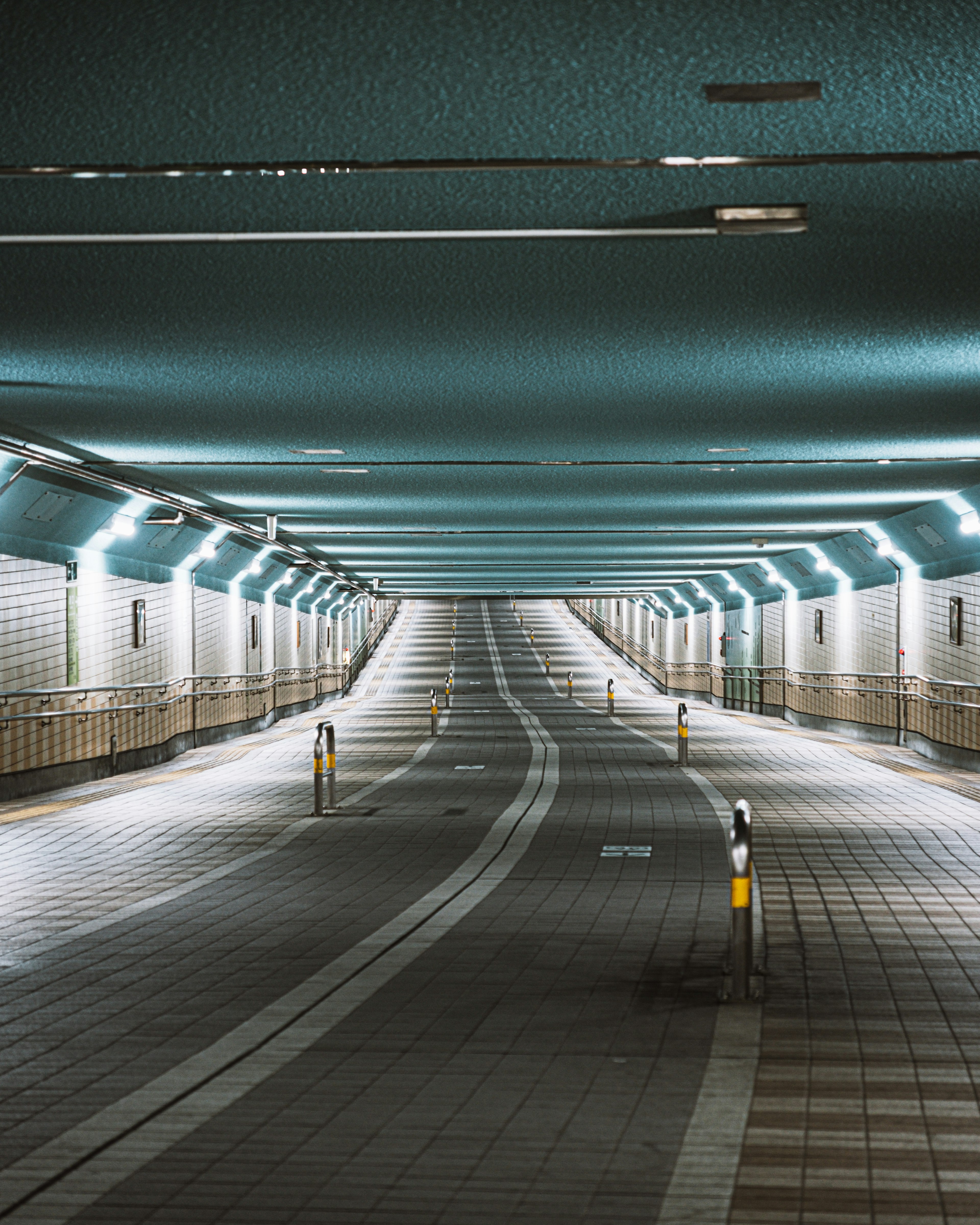 Interior de un túnel brillante con techo azul y paredes iluminadas