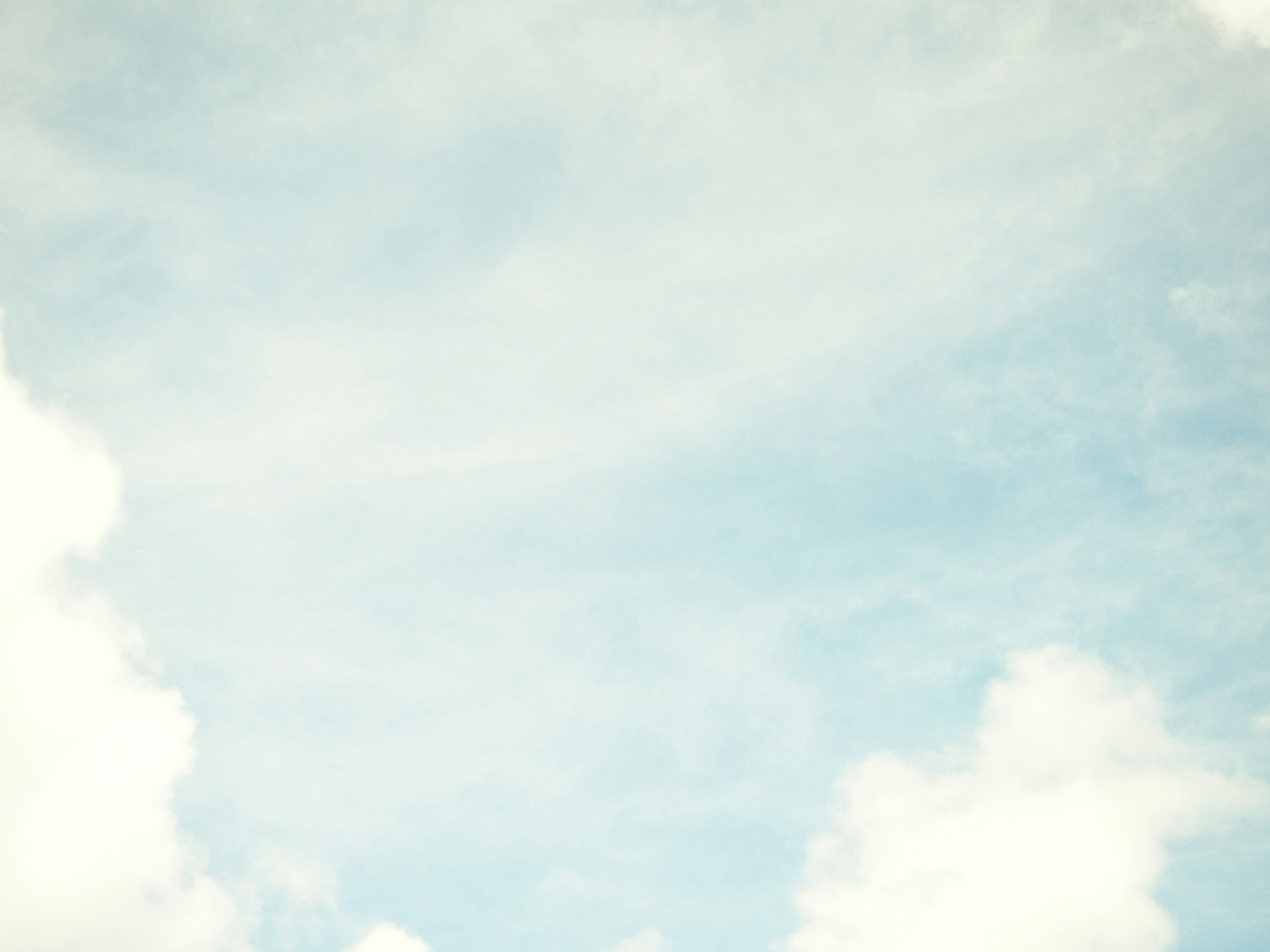 Cielo azul con suaves nubes blancas