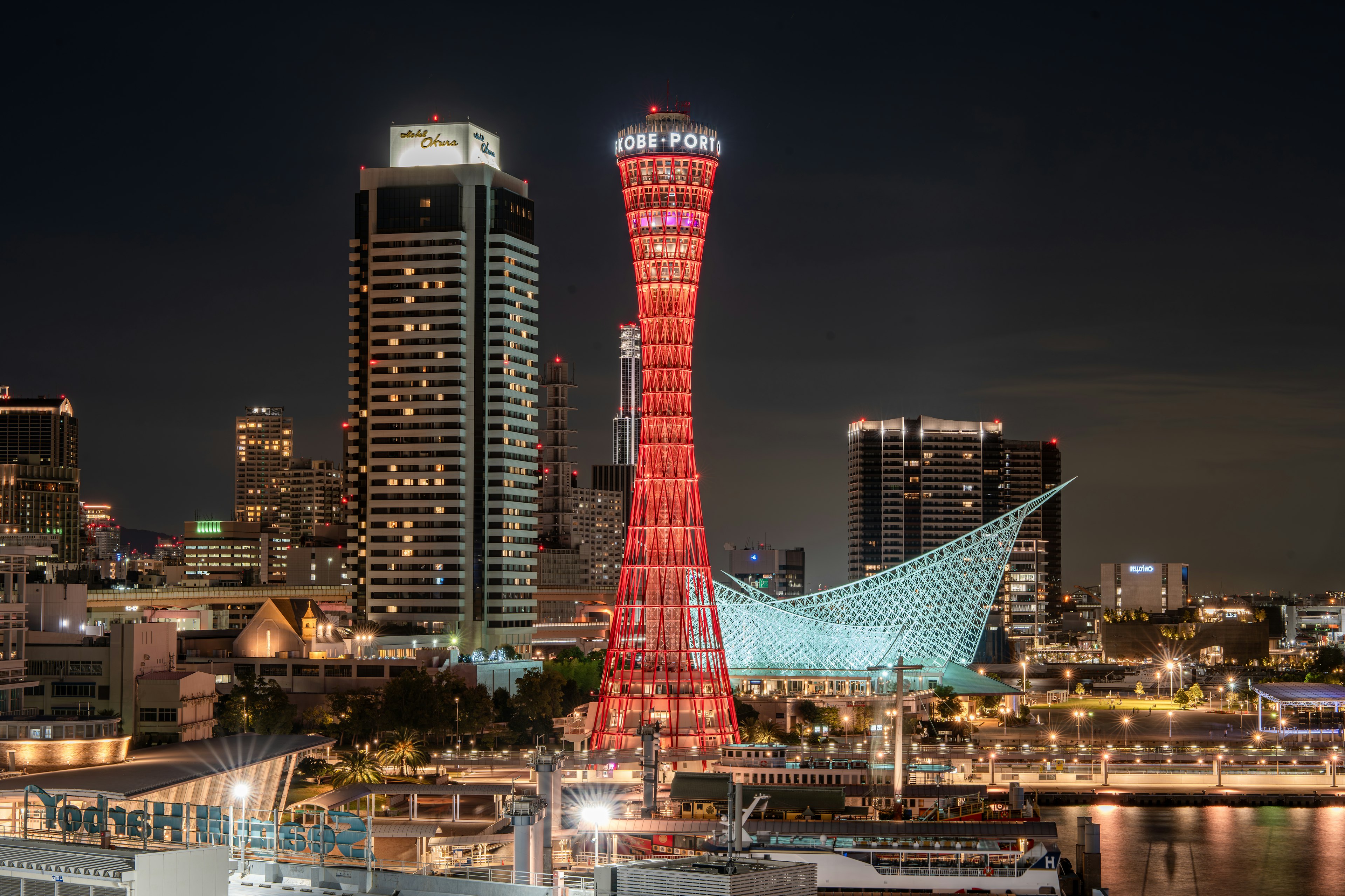 Vue nocturne de Kobe avec la tour du port illuminée