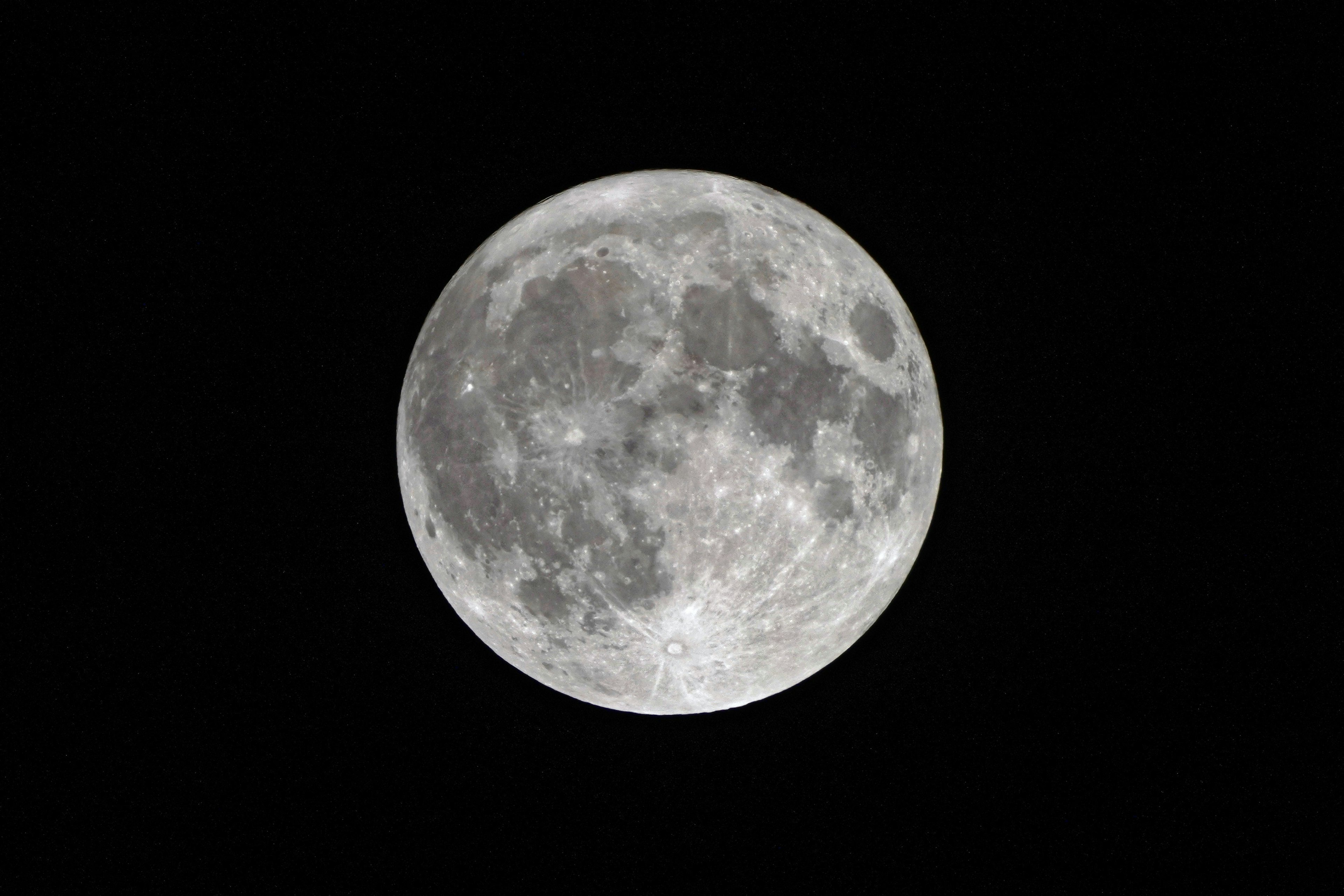 Un'immagine chiara di una luna piena che brilla nel cielo notturno