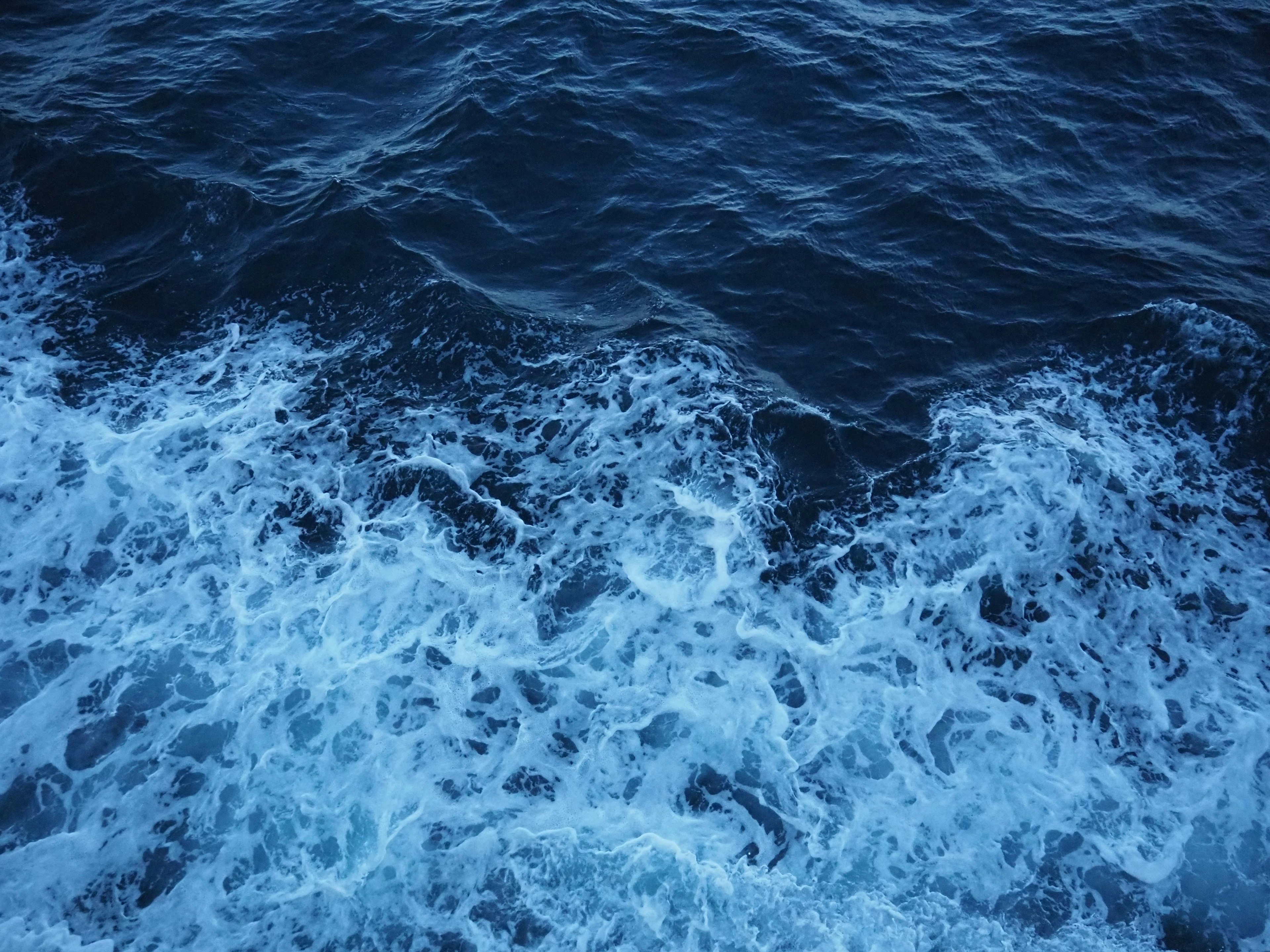 Océan bleu profond avec des vagues blanches et mousseuses