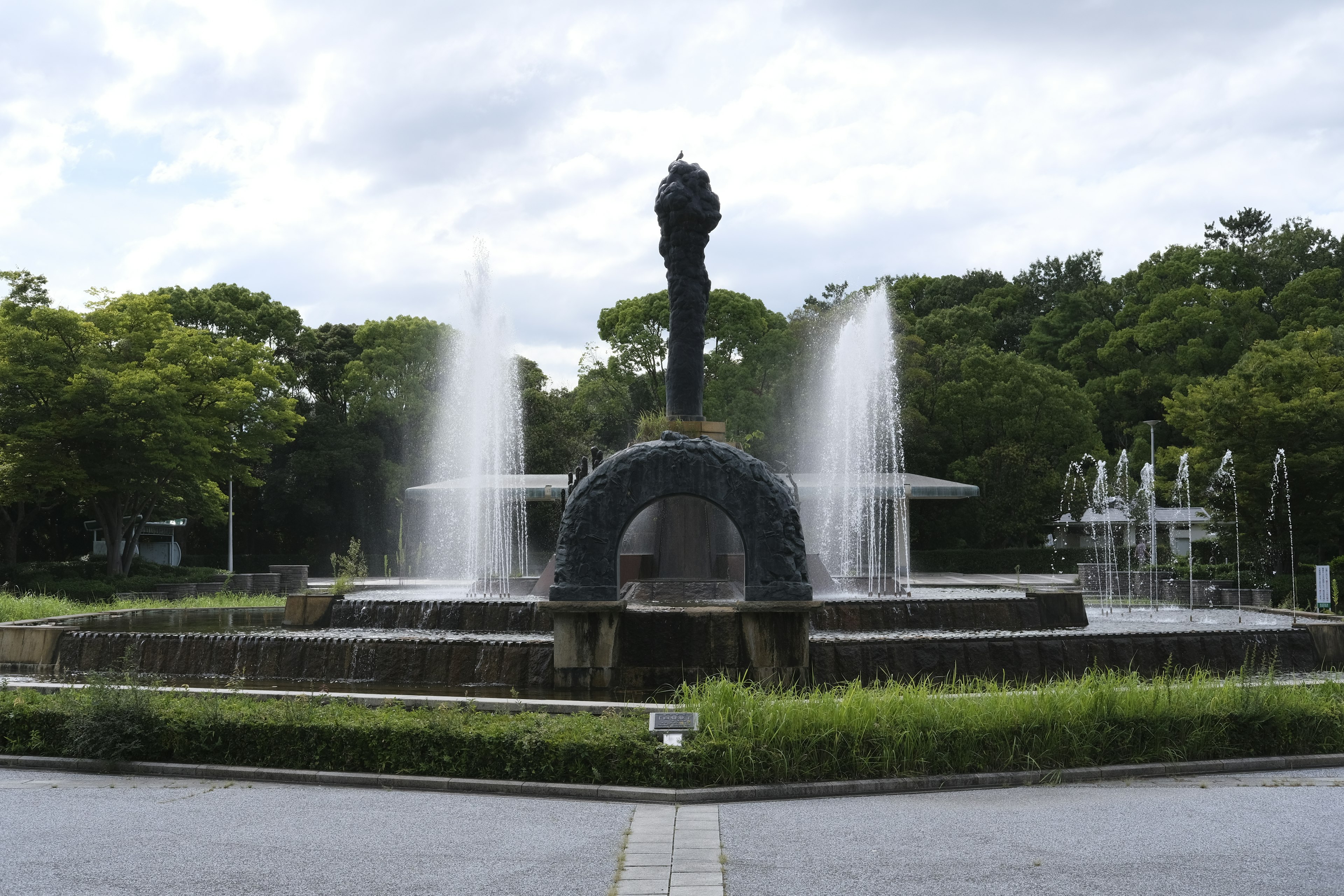 Bella fontana con una scultura al centro di un parco